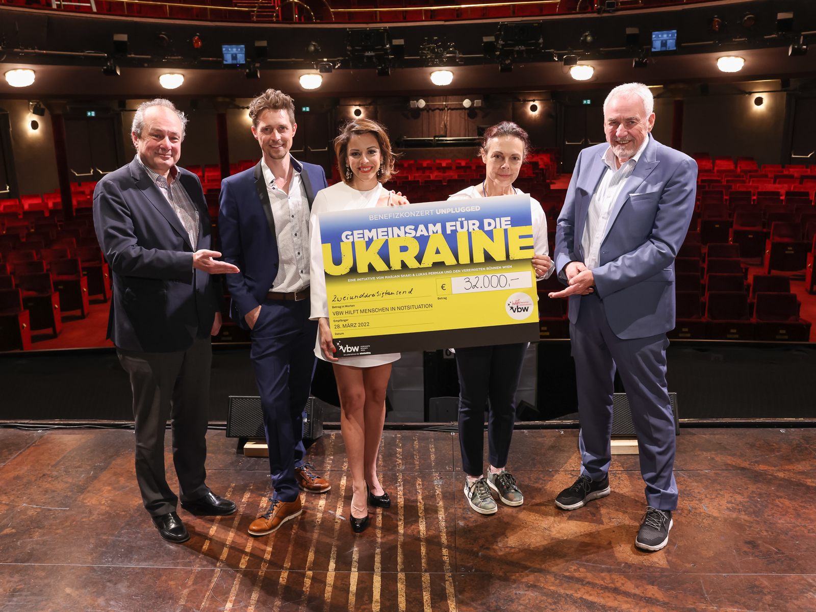 Franz Patay, Lukas Perman, Marjan Shaki, Pascale Vayer und Pius Strobl präsentieren den Spenden-Scheck nach dem Konzert im Raimundtheater