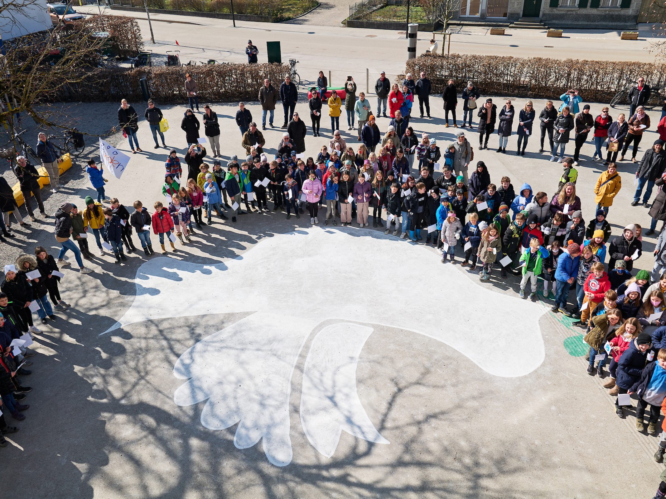 Die Kinder der Volksschule Kirchdorf Lustenau setzten ein berührendendes Zeichen für den Frieden. Die Kinder der Volksschule Kirchdorf Lustenau setzten ein berührendendes Zeichen für den Frieden.