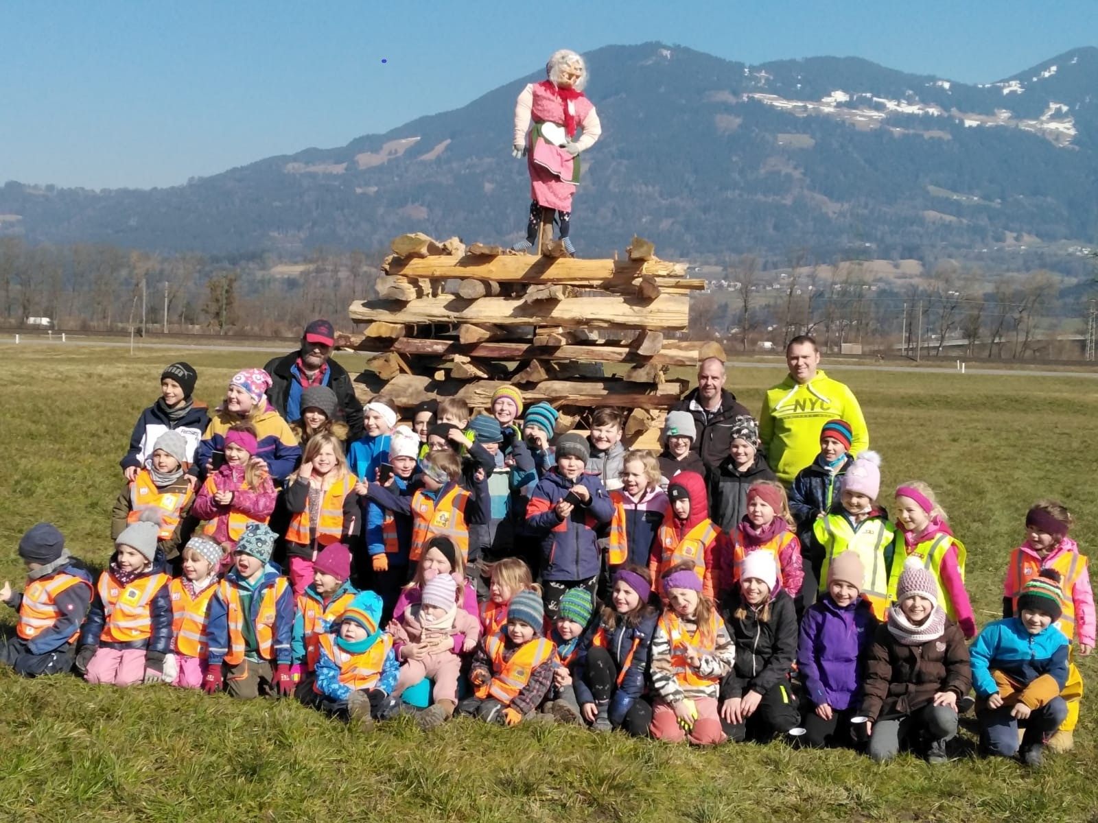 Die Beschlinger Kinder sind beim den Funkenbau mit eingebunden.