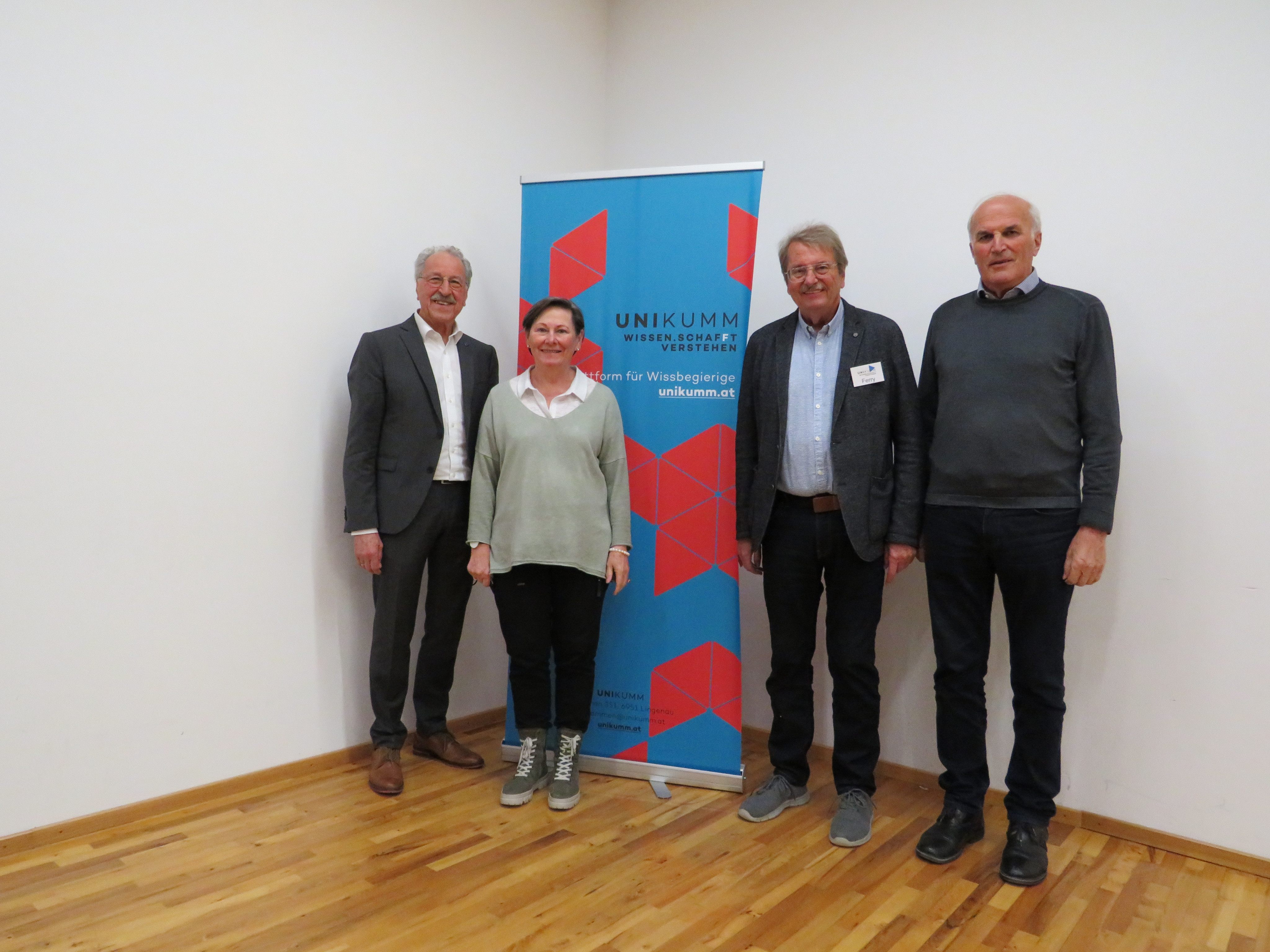 v.li.: Referent Erwin Mohr, Anna Franz, UNIkumm-Obmann Ferry Orschulik und Anton Wirth.