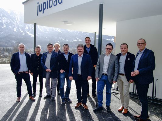 Die Walgaubürgermeister zeigen sich mit der Standortgemeinde solidarisch und sichern so den Betrieb von Hallenbad und Sauna langfristig. Die Walgaubürgermeister zeigen sich mit der Standortgemeinde solidarisch und sichern so den Betrieb von Hallenbad und Sauna langfristig.