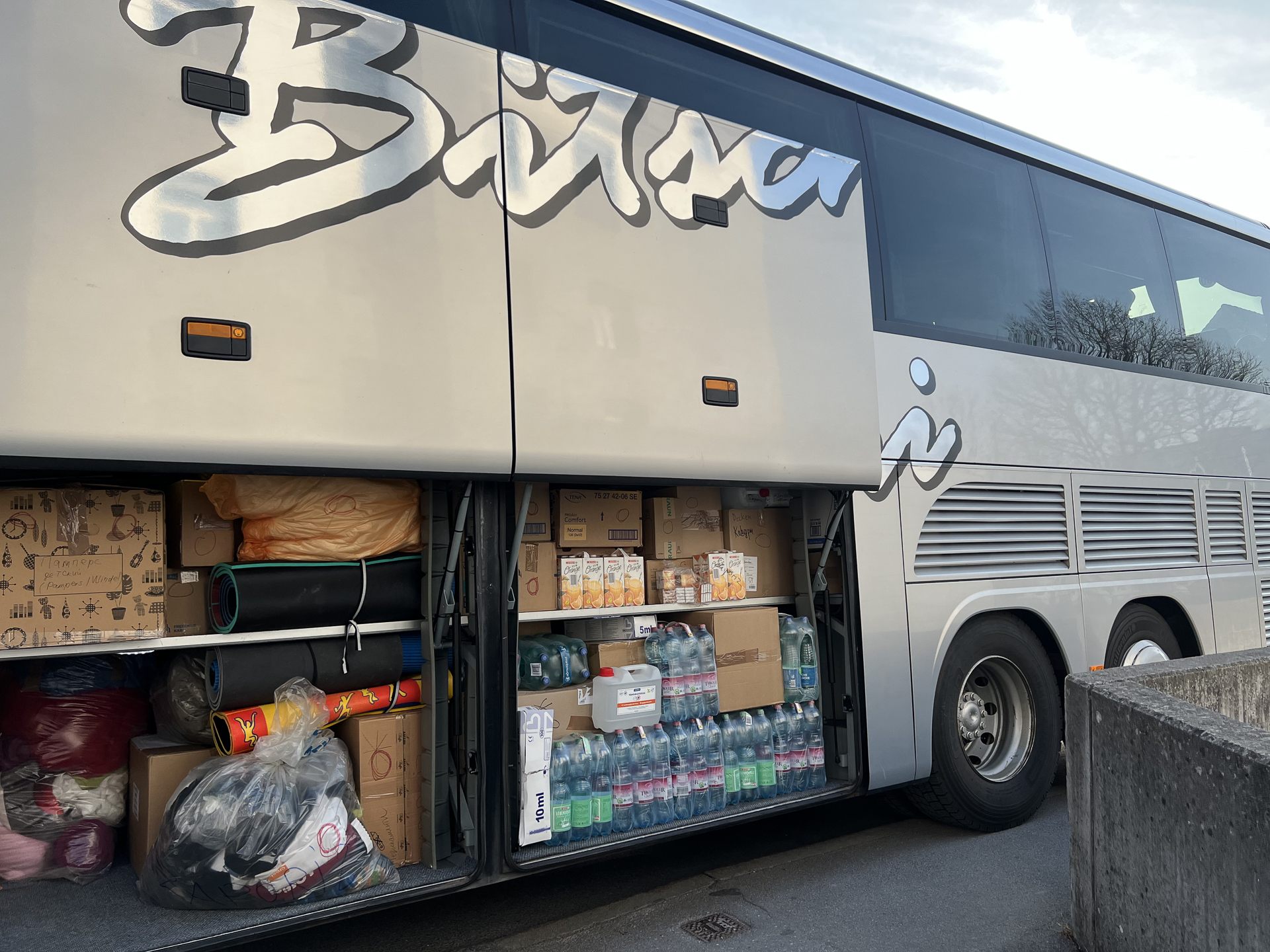 Bettina Bitschi bringt zum dritten Mal Hilfsgüter an die ukrainische Grenze und nimmt auf dem Heimweg Flüchtlinge mit nach Österreich. Bettina Bitschi bringt zum dritten Mal Hilfsgüter an die ukrainische Grenze und nimmt auf dem Heimweg Flüchtlinge mit nach Österreich.