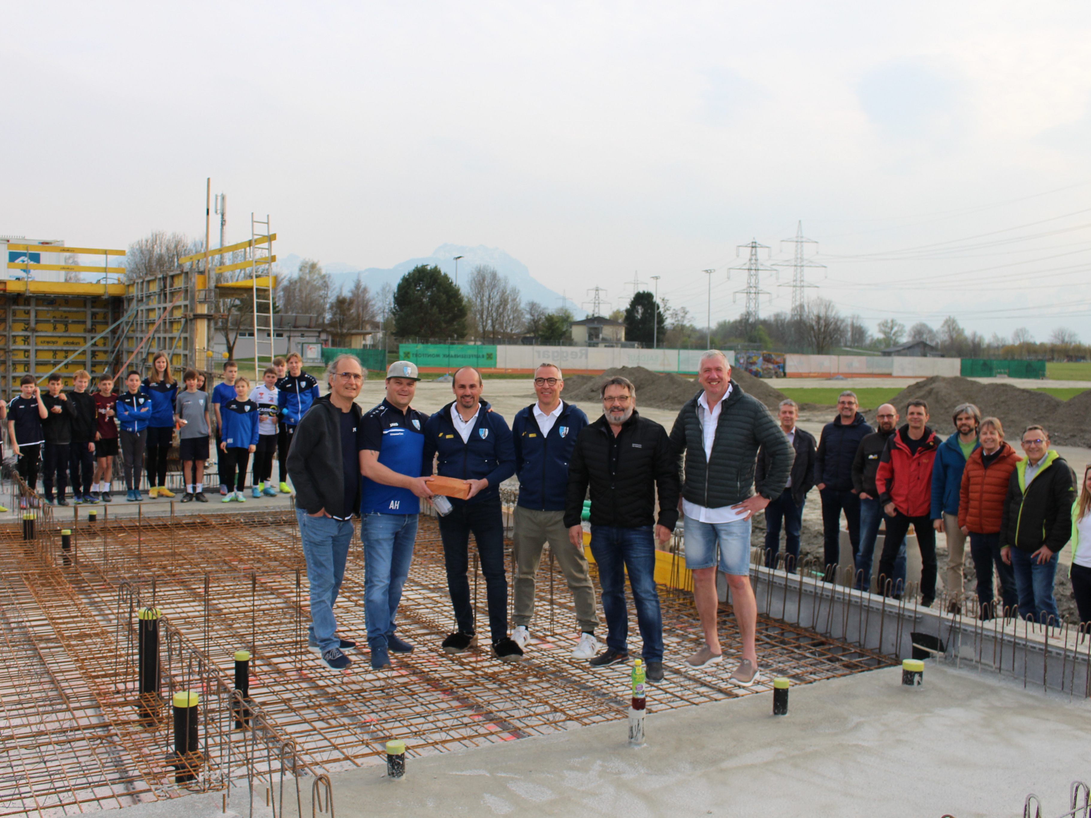 Denkwürdiger Moment mit großer Symbolkraft: Die Grundsteinlegung im Lohma.