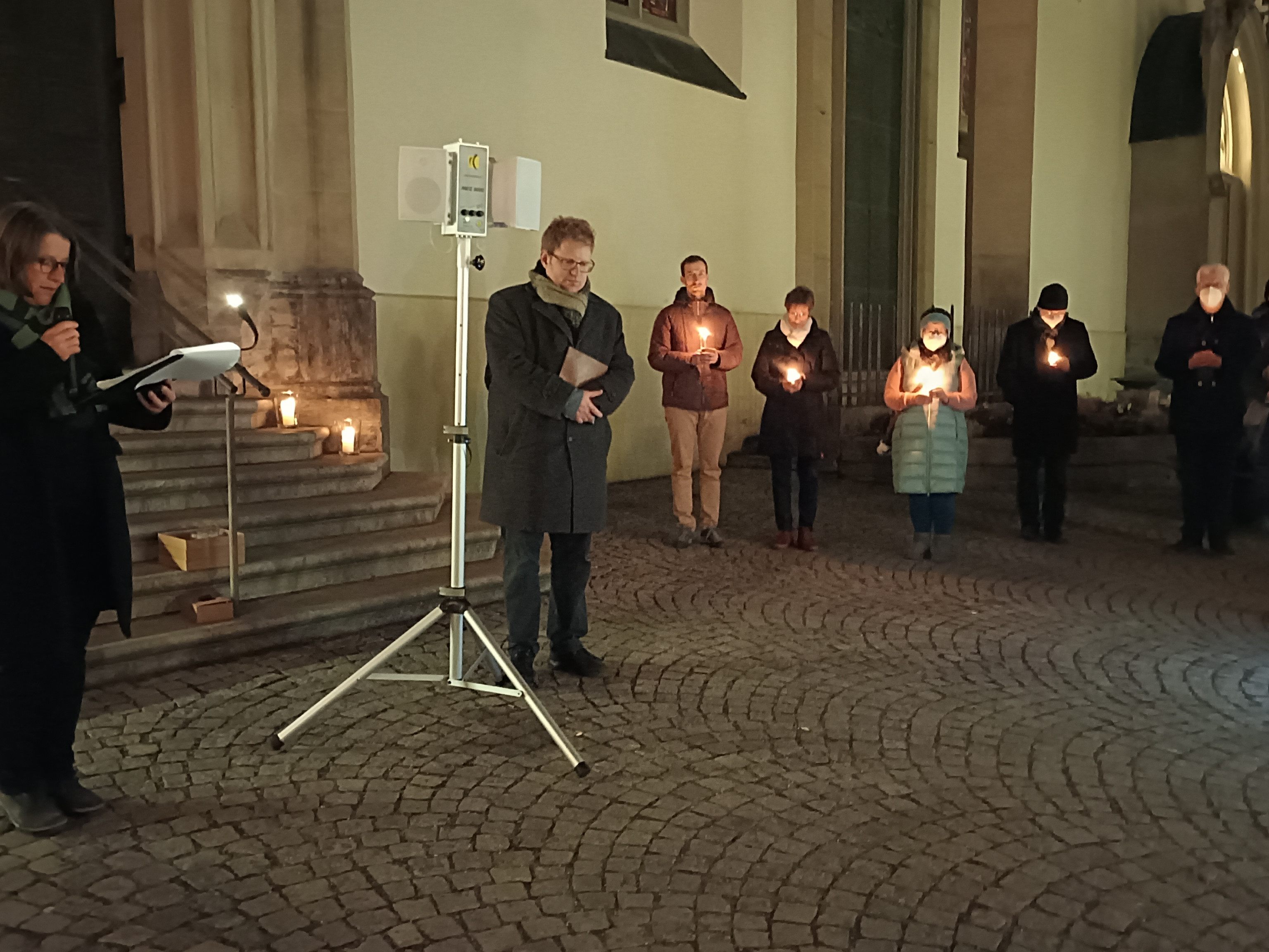 Gemeinsam wurde für den Frieden auf der Welt gebetet und gesungen.