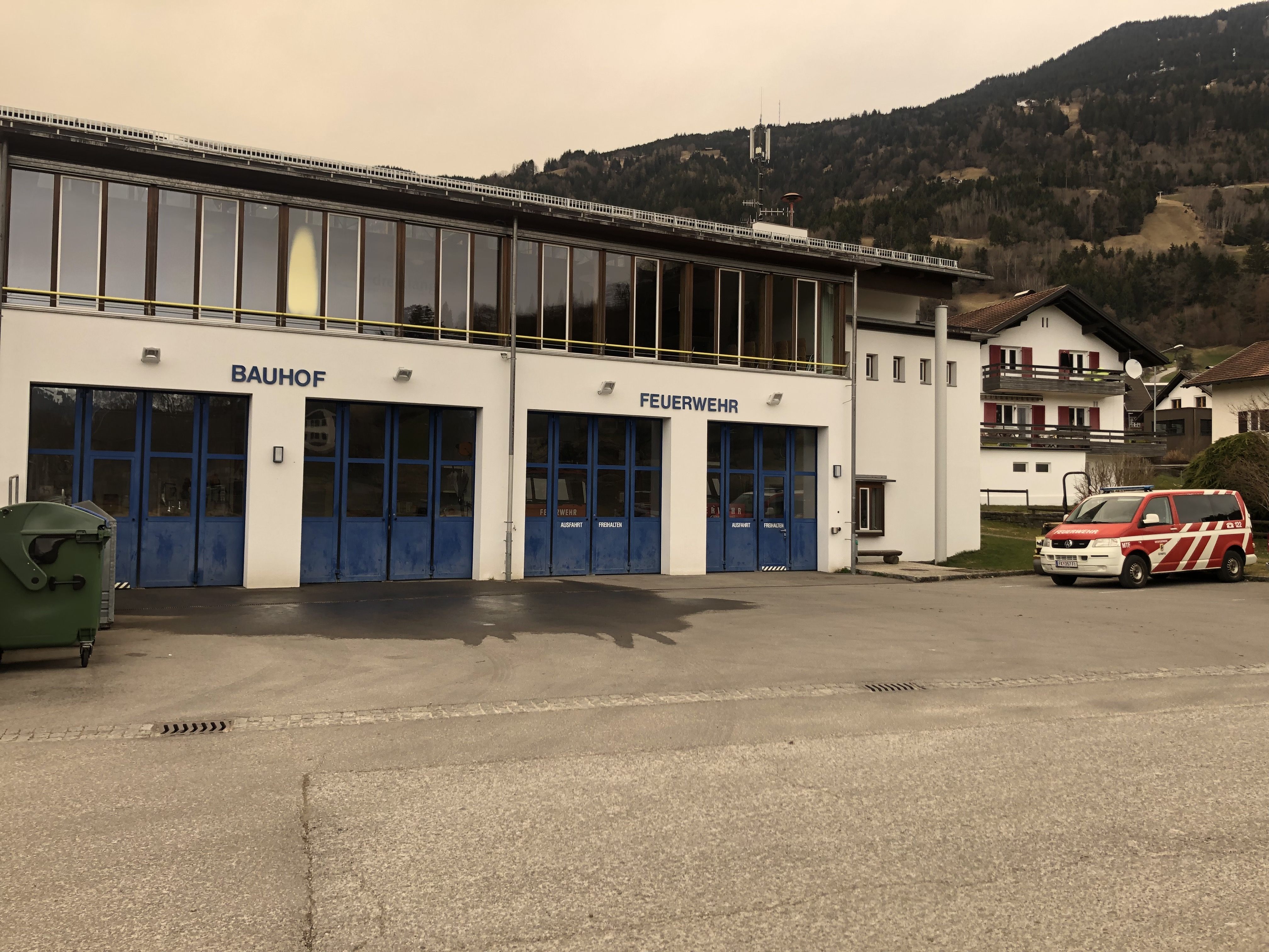 Beim Feuerwehrhaus in Schnifis wäre in diesem Herbst der Start für umfangreiche Erweiterungsarbeiten vorgesehen Beim Feuerwehrhaus in Schnifis wäre in diesem Herbst der Start für umfangreiche Erweiterungsarbeiten vorgesehen