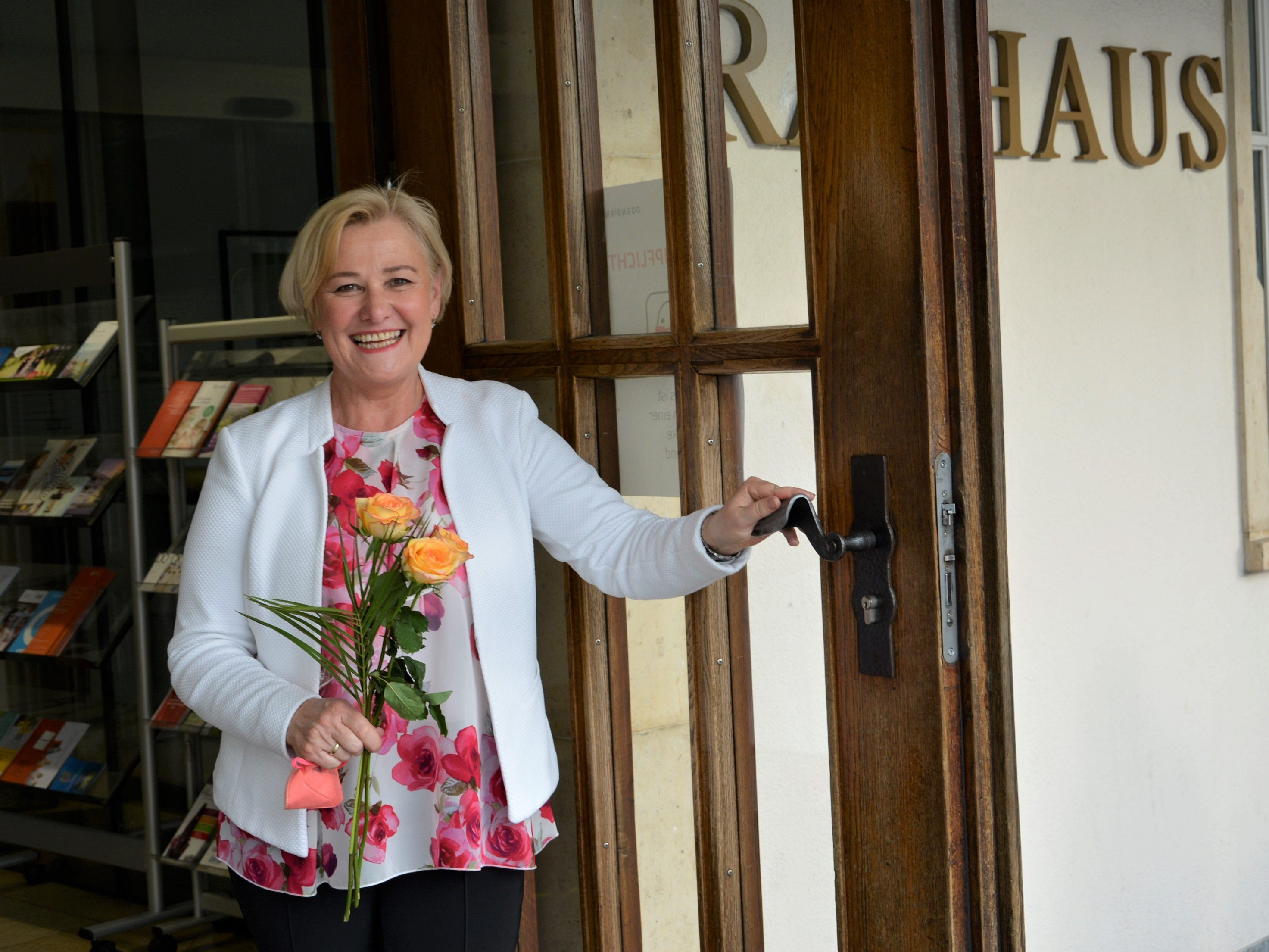 Rosen zum Abschied: Irene Bitschnau hielt am 11. März ihre letzte Trauung. Rosen zum Abschied: Irene Bitschnau hielt am 11. März ihre letzte Trauung.