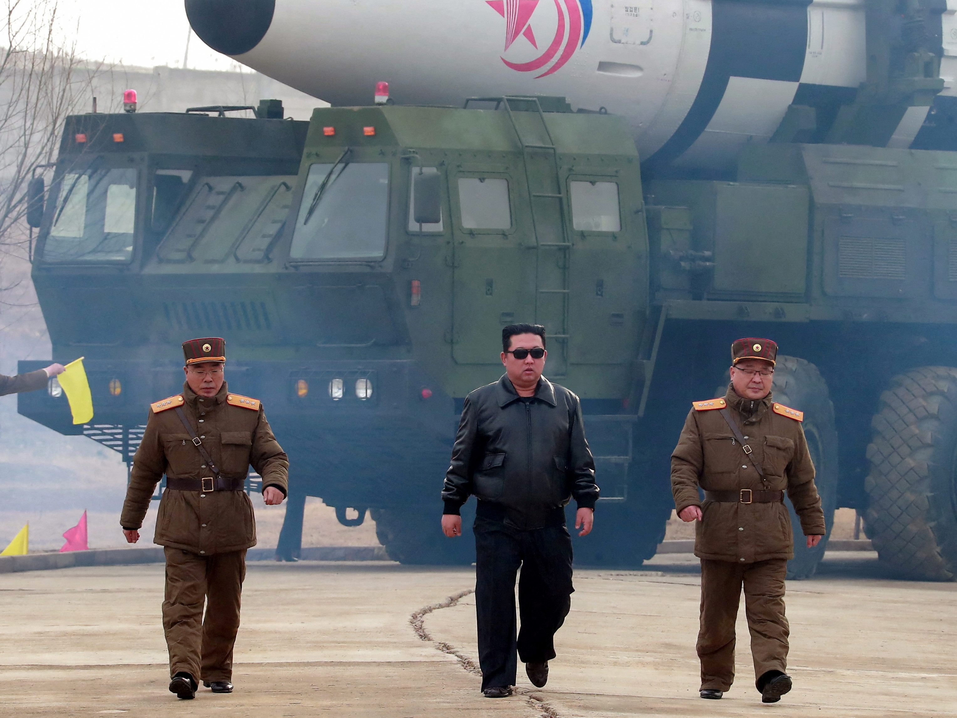 Kim Jong-un inszeniert sich gern als cooler Star.