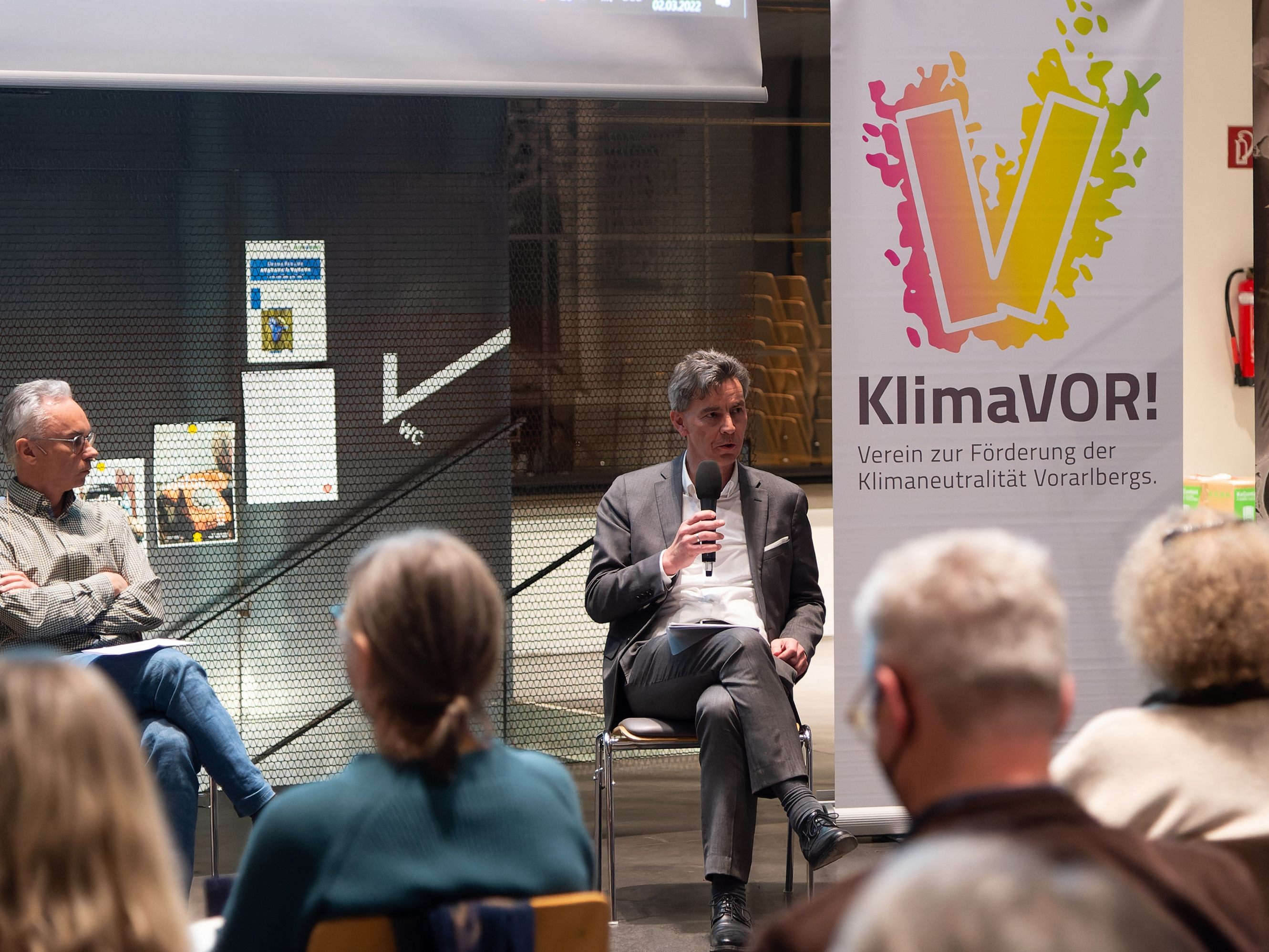 Christoph Drexel (li.) vom Verein KlimaVOR! sprach mit Johannes Türtscher (re.), Geschäftsführer der Vorarlberger Energienetze, und Adi Groß (nicht im Bild), Bundesrat der Grünen, über das Thema „Raus aus dem Gas“. Christoph Drexel (li.) vom Verein KlimaVOR! sprach mit Johannes Türtscher (re.), Geschäftsführer der Vorarlberger Energienetze, und Adi Groß (nicht im Bild), Bundesrat der Grünen, über das Thema „Raus aus dem Gas“.