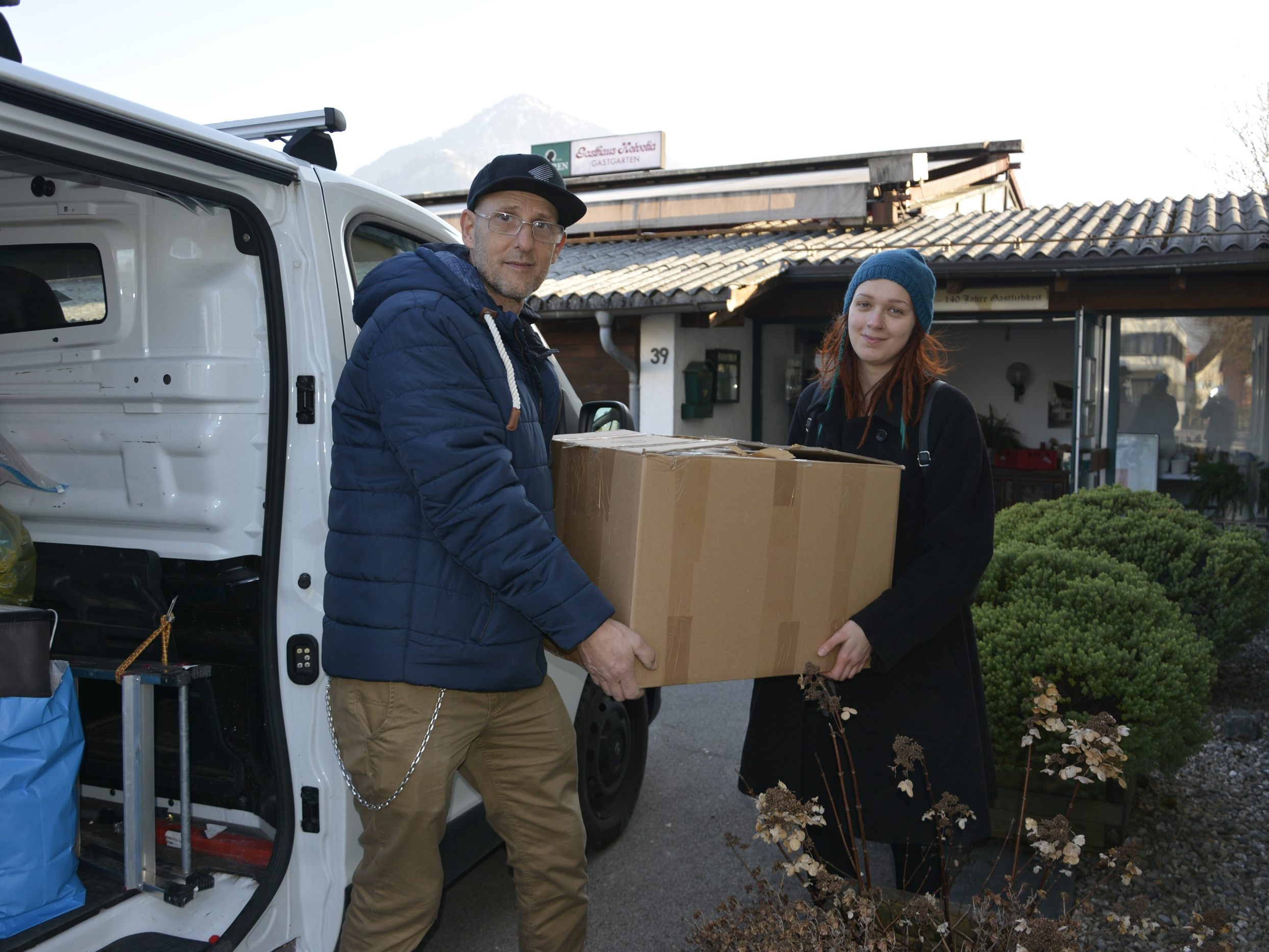 Roman Zöhrer und Fabienne Wurzer (OJAD) beladen einen Kleinbus mit Medikamenten. Roman Zöhrer und Fabienne Wurzer (OJAD) beladen einen Kleinbus mit Medikamenten.