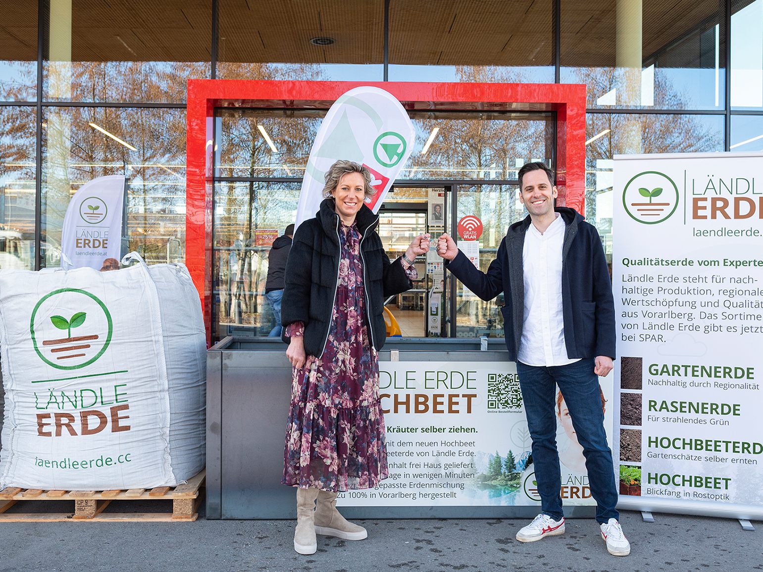 Die Loacker Recycling GmbH und SPAR Vorarlberg setzen erstmals eine gemeinsame Kooperation um: Ab dem 1. März 2022 ist Ländle Erde von Loacker Recycling in allen SPAR-Märkten in ganz Vorarlberg bestellbar. Im Bild: Carina Pollhammer, Geschäftsführerin SPAR Vorarlberg und Thomas Loacker, Mitglied der Geschäftsführung bei Loacker Recycling. © Loacker Recycling GmbH Die Loacker Recycling GmbH und SPAR Vorarlberg setzen erstmals eine gemeinsame Kooperation um: Ab dem 1. März 2022 ist Ländle Erde von Loacker Recycling in allen SPAR-Märkten in ganz Vorarlberg bestellbar. Im Bild: Carina Pollhammer, Geschäftsführerin SPAR Vorarlberg und Thomas Loacker, Mitglied der Geschäftsführung bei Loacker Recycling. © Loacker Recycling GmbH