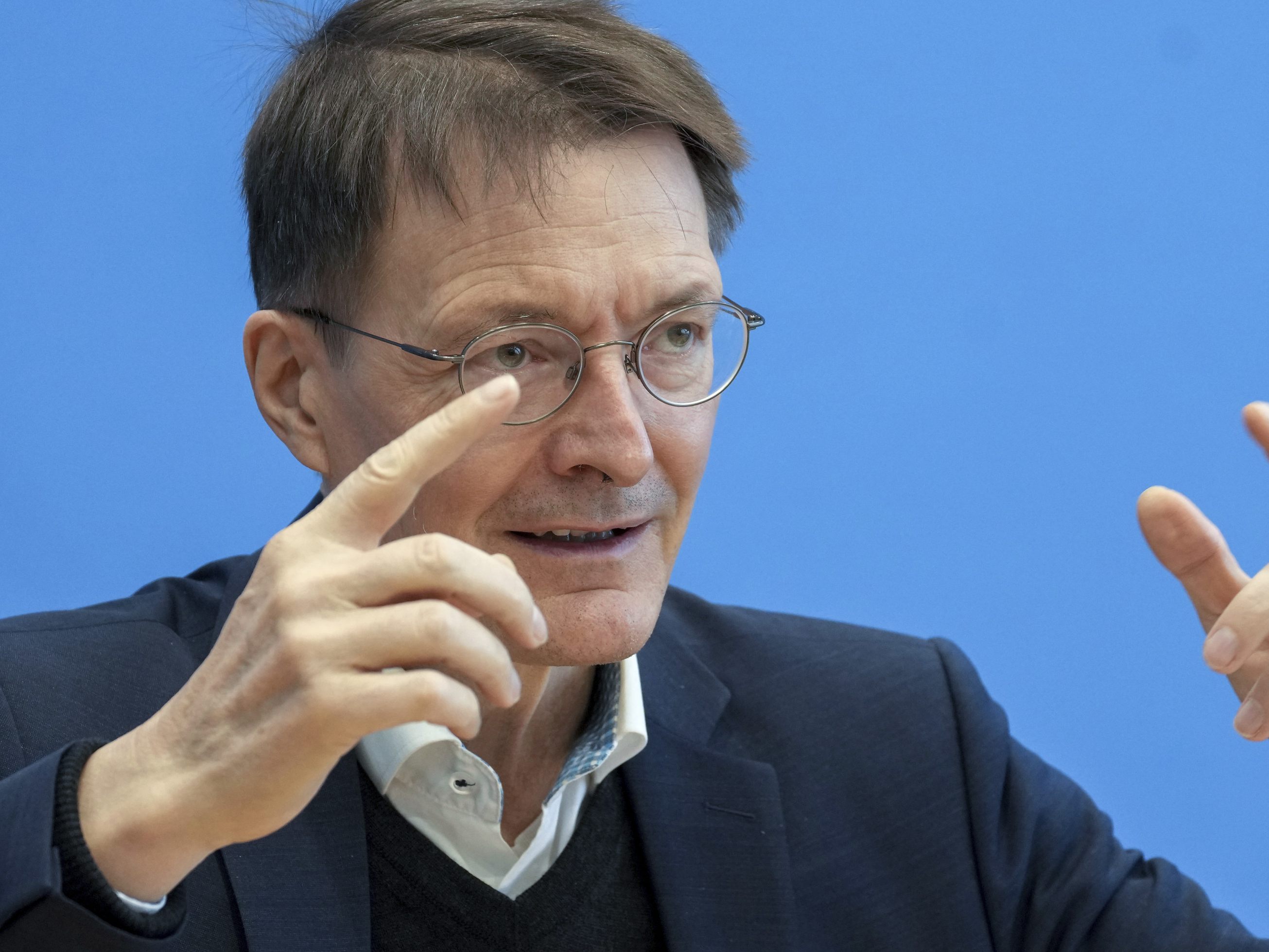 Der deutsche Gesundheitsminister Lauterbach befürchtet, dass uns Corona noch über Jahrzehnte beschäftigen wird.