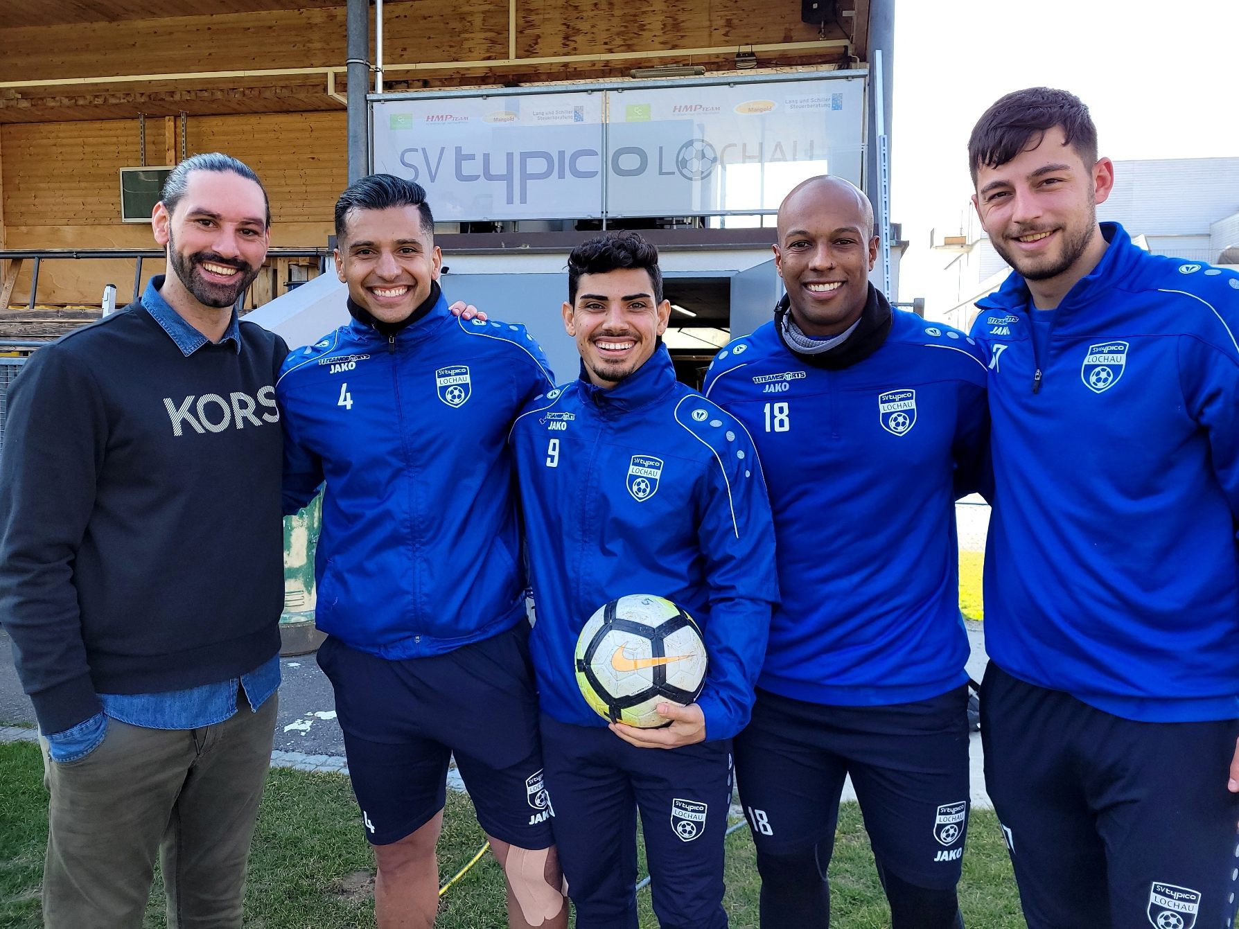 Die Brasilianer Átila Araujo Prado, Alexandre de Barros Junior, besser bekannt als „Juninho Barros“, und Ygor Vieira mit Kapitän Fabio Feldkircher und Trainer Rifat Sen (links).