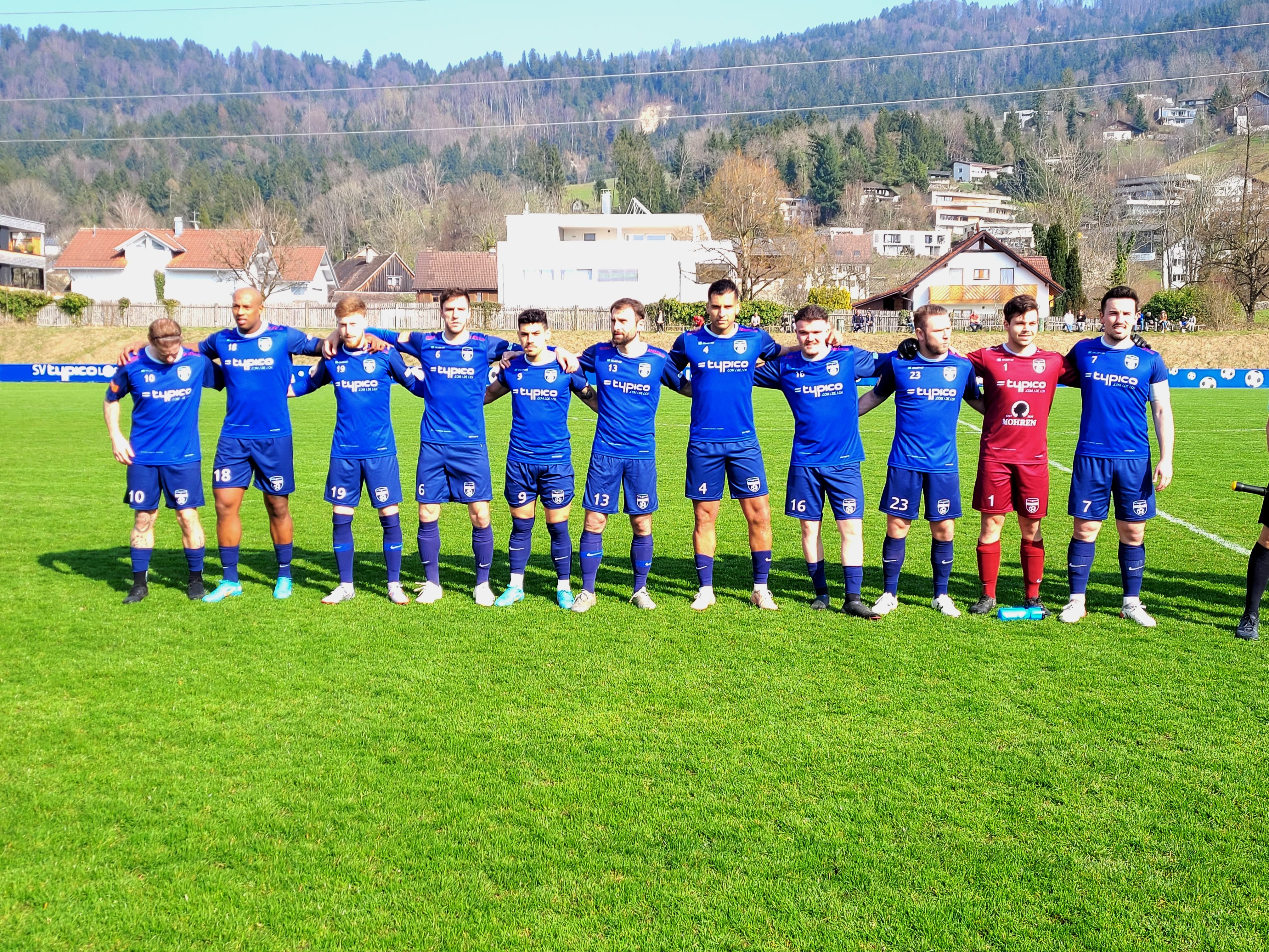 Trotz dem mageren 2:2 Unentschieden gegen den FC Schruns steht der SV typico Lochau wieder an der Tabellenspitze der Vorarlbergliga. Am nächsten Sonntag geht es zum Spitzenspiel der Vorarlbergliga nach Altach. Trotz dem mageren 2:2 Unentschieden gegen den FC Schruns steht der SV typico Lochau wieder an der Tabellenspitze der Vorarlbergliga. Am nächsten Sonntag geht es zum Spitzenspiel der Vorarlbergliga nach Altach.