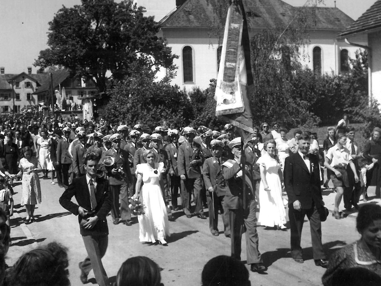 Das ganze Dorf war auf den Beinen beim großen zweitägigen Fahnenweihefest der neuen Vereinsfahne im Jahr 1950 mit Segnung und Übergabe der Fahne an den neu uniformierten Musikverein Lochau.