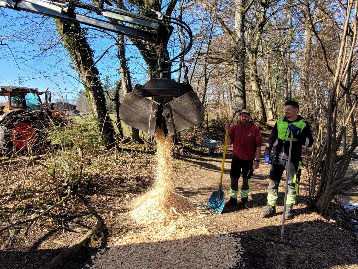 Alexander Fessler und Marco Dexl vom Team des Wirtschaftshofes im Arbeitseinsatz auf dem naturbelassenen idyllischen „Salvatorweg“ am Ruggbach.