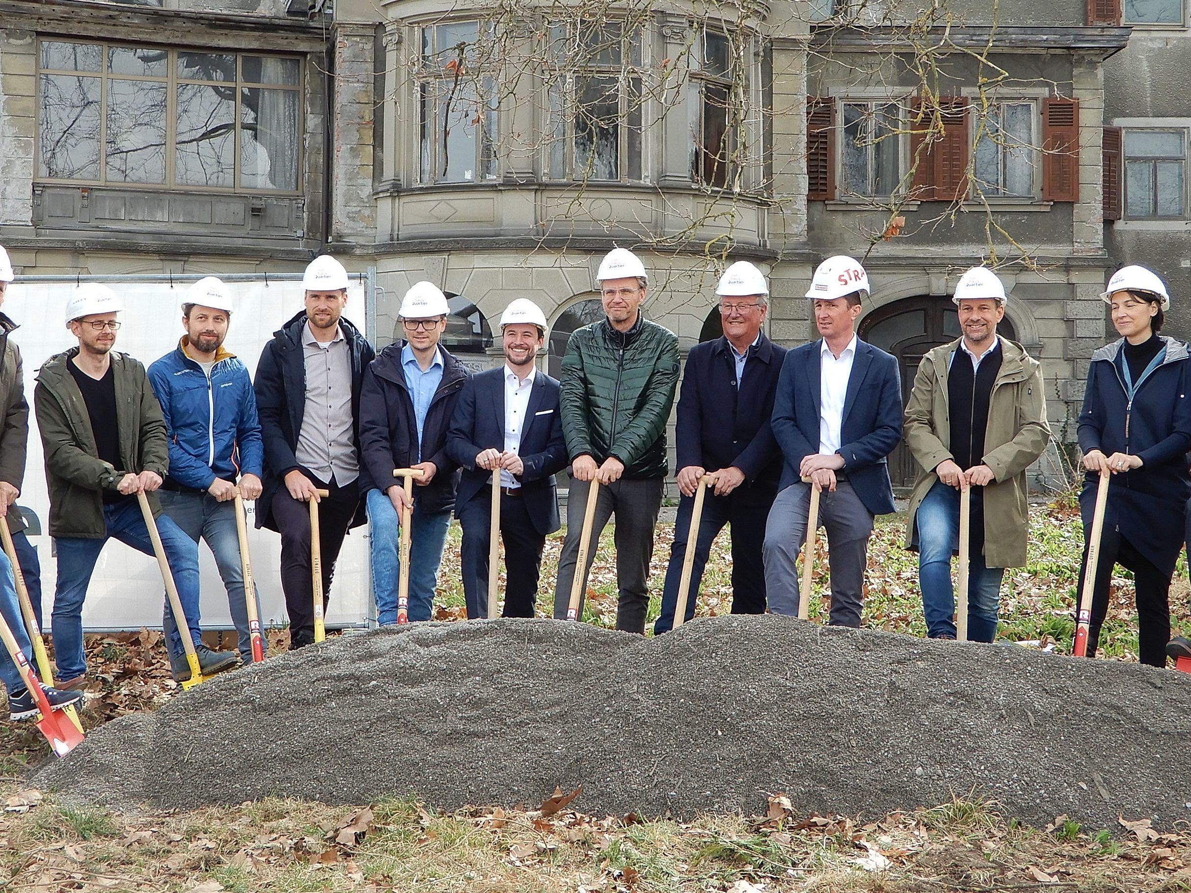Bürgermeister Dieter Egger, Investoren, Vertreter der Baufirmen, Planer und Projektentwickler nahmen am 16.3.2022 den offiziellen Spatenstich für das neue RathausQuartier vor. Bürgermeister Dieter Egger, Investoren, Vertreter der Baufirmen, Planer und Projektentwickler nahmen am 16.3.2022 den offiziellen Spatenstich für das neue RathausQuartier vor.