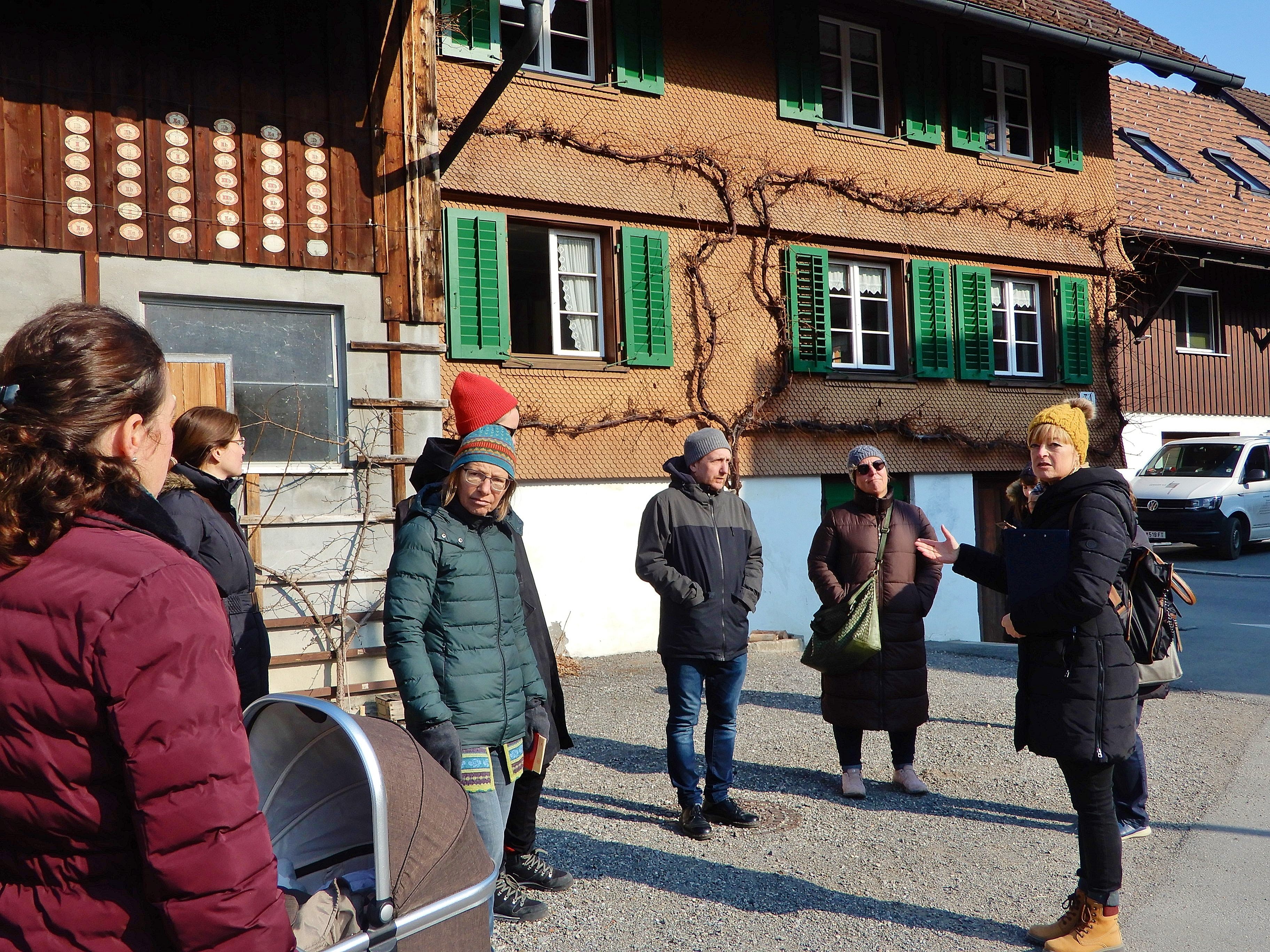 Austria Guide Sabine Spiegel gewährte spannende Einblicke in die Geschichte vom Hatlerdorf. Austria Guide Sabine Spiegel gewährte spannende Einblicke in die Geschichte vom Hatlerdorf.