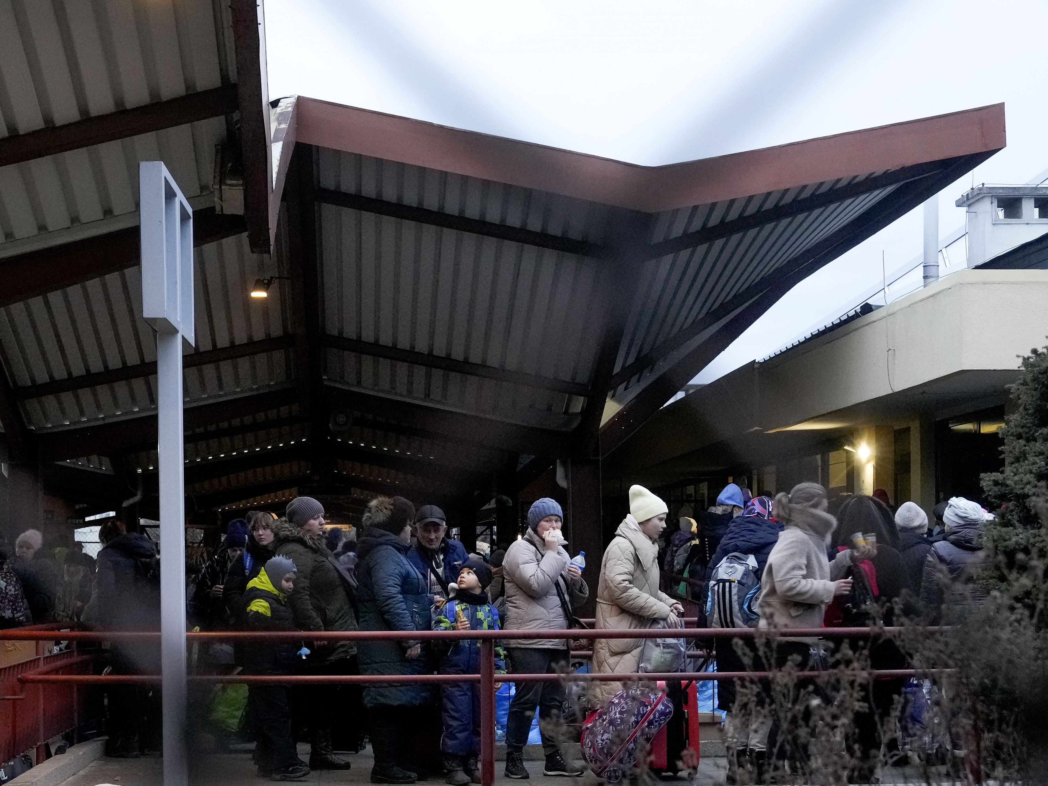 Täglich kommen rund 100.000 Menschen über die Grenze nach Polen. Täglich kommen rund 100.000 Menschen über die Grenze nach Polen.
