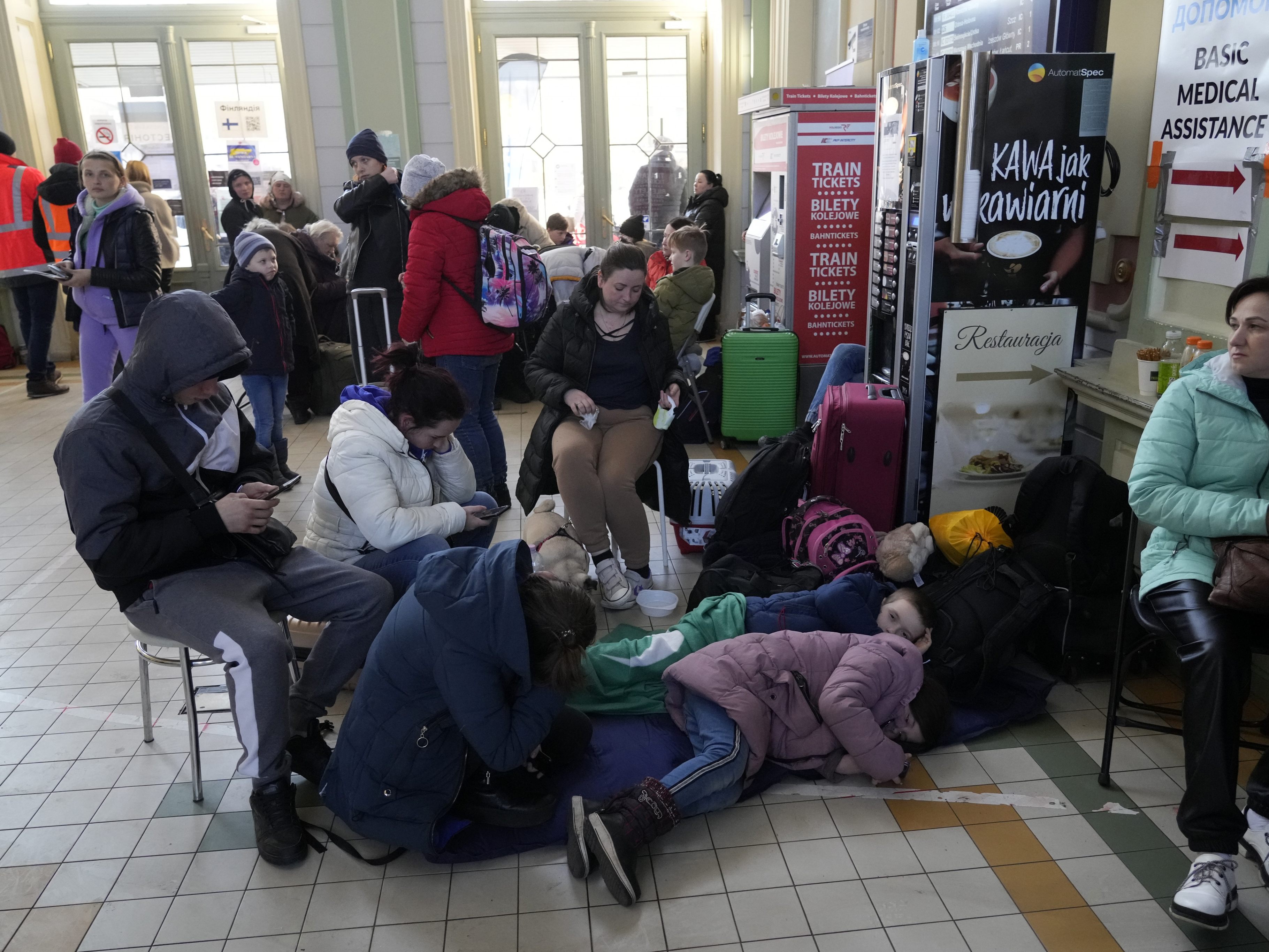 Flüchtlinge aus der Ukraine am Mittwoch an einem Bahnhof in Przemysl im Südosten Polens