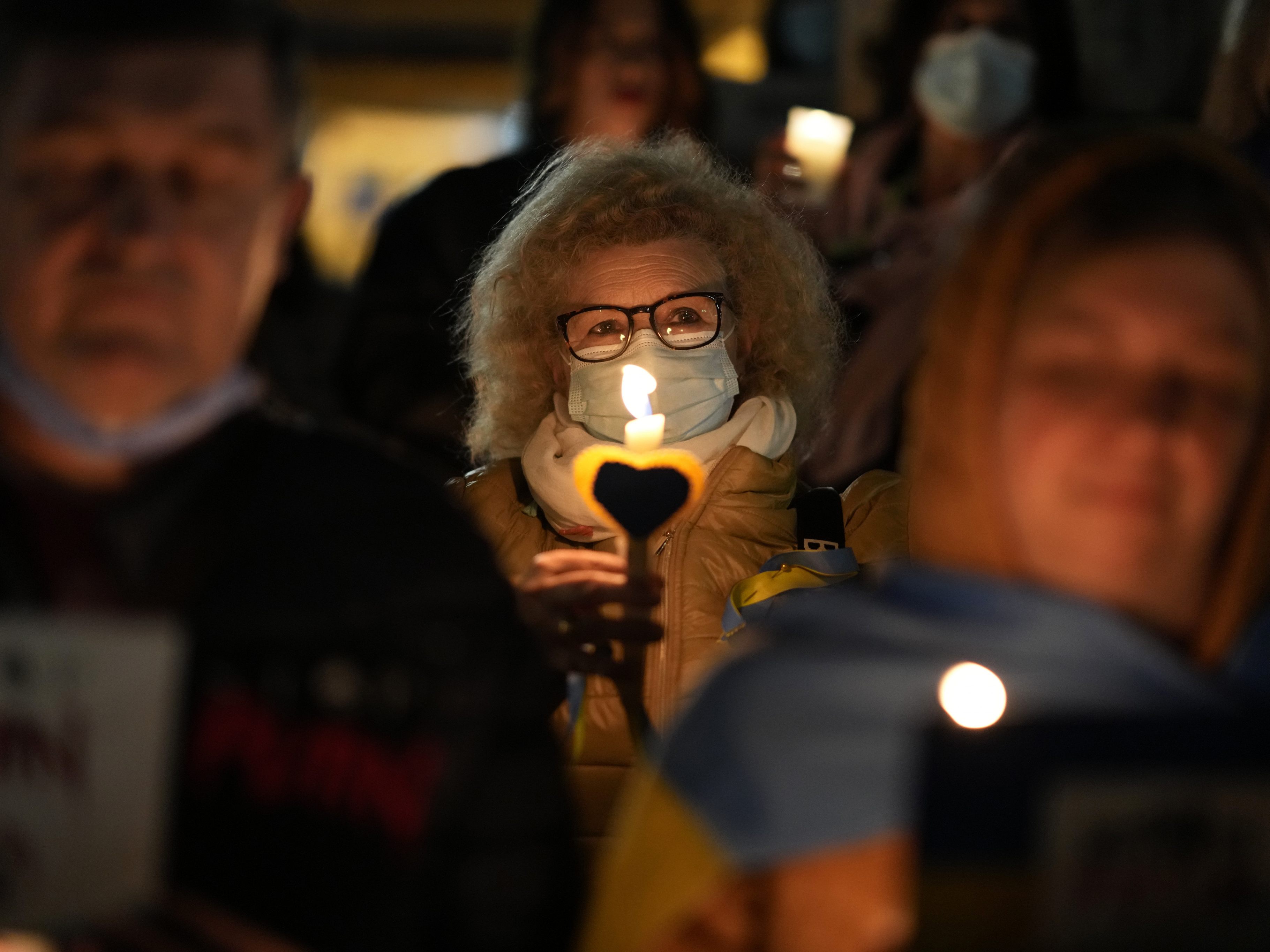 Bei einer Mahnwache von Amnesty International gegen den Ukraine-Krieg Bei einer Mahnwache von Amnesty International gegen den Ukraine-Krieg