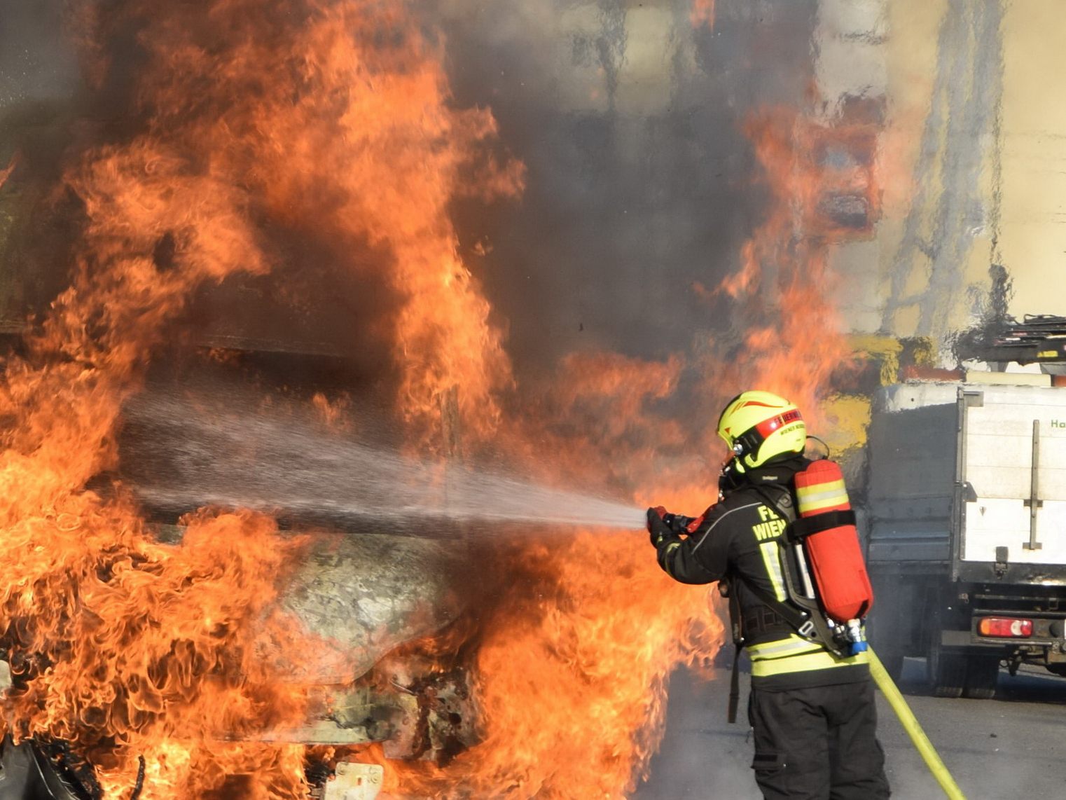 Ein Kühltransporter stand in Wiener Neustadt in Vollbrand. Ein Kühltransporter stand in Wiener Neustadt in Vollbrand.