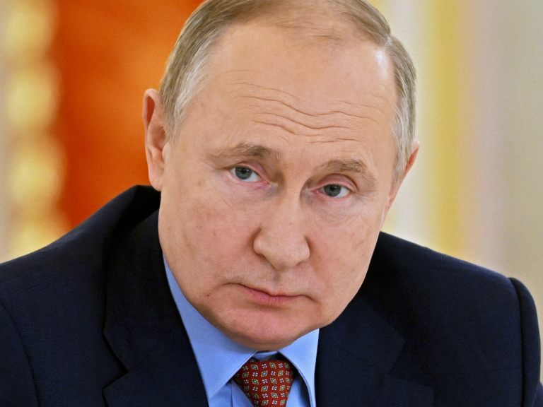Putin hat verboten, dass mehr als 10.000 Dollar pro Person außer Landes gebracht werden Putin hat verboten, dass mehr als 10.000 Dollar pro Person außer Landes gebracht werden