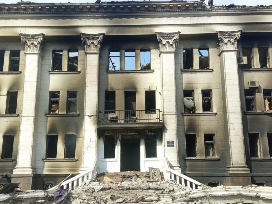 Das Drama Theater in Mariupol nach dem russischen Bombardement.