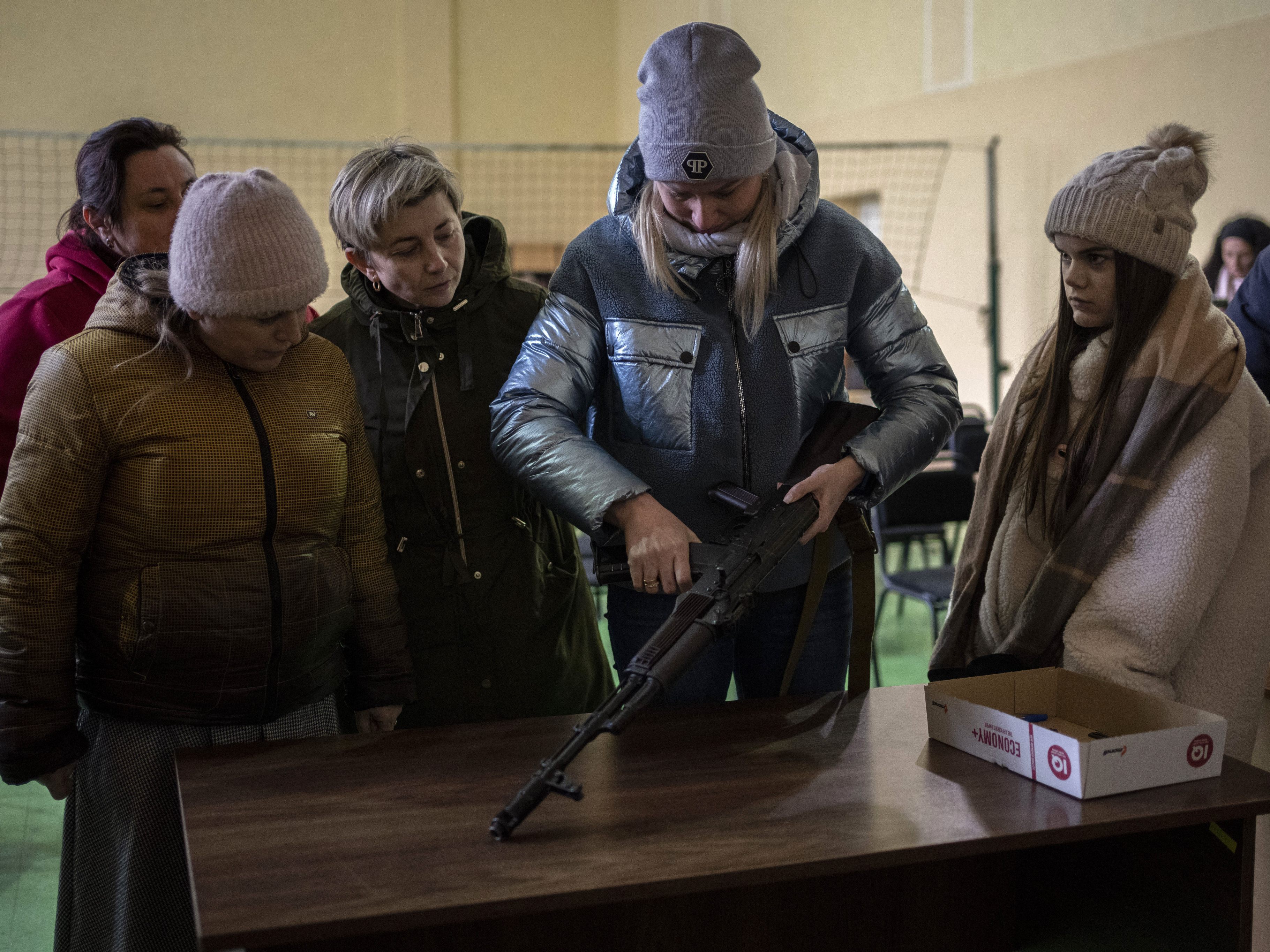 Die Waffenausgabe an Zivilisten wird vom ukrainischen Innenministerium geregelt. Die Waffenausgabe an Zivilisten wird vom ukrainischen Innenministerium geregelt.