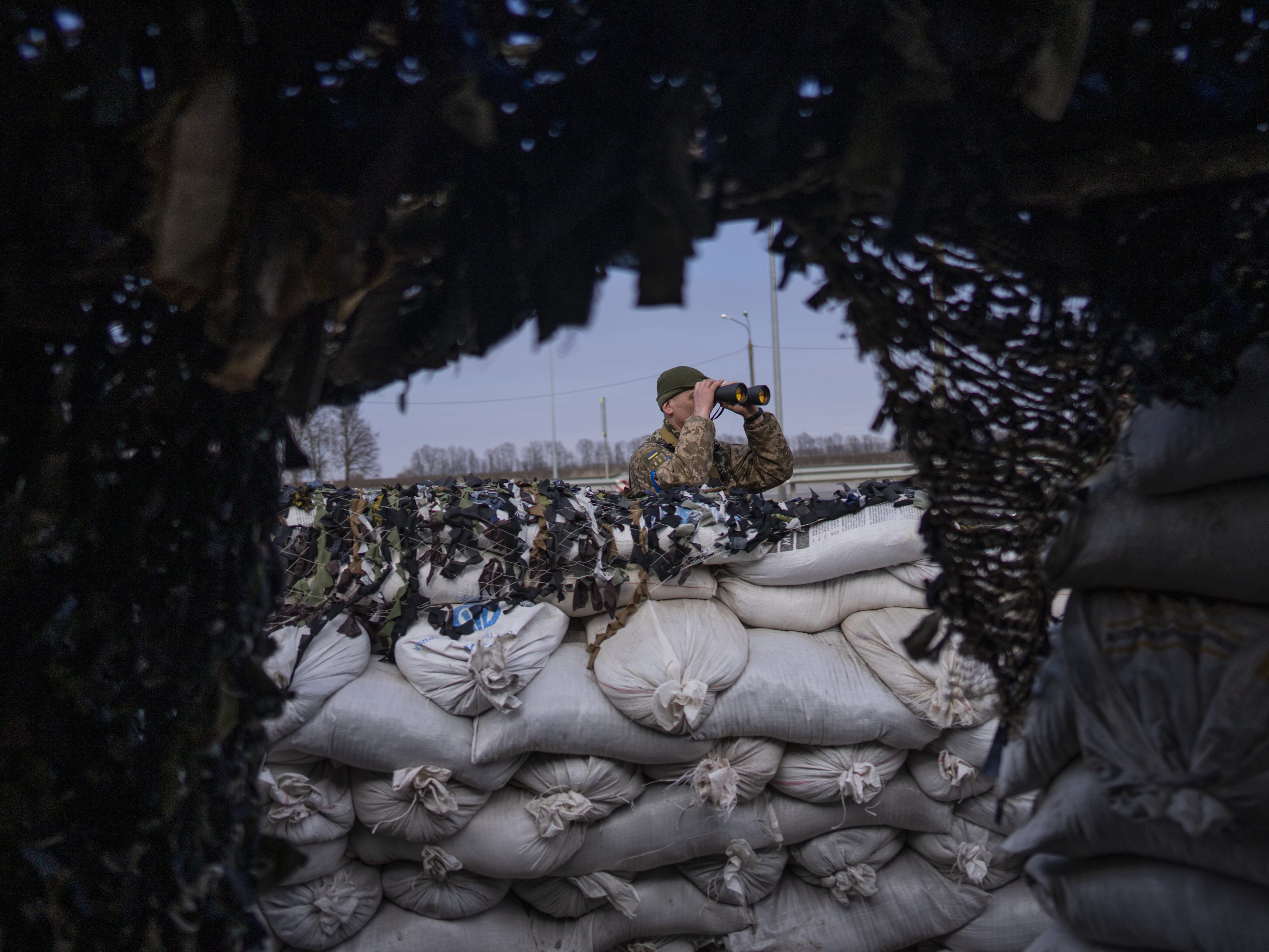 Ein ukrainischer Soldat beim Militär-Checkpoint in Lityn. Ein ukrainischer Soldat beim Militär-Checkpoint in Lityn.