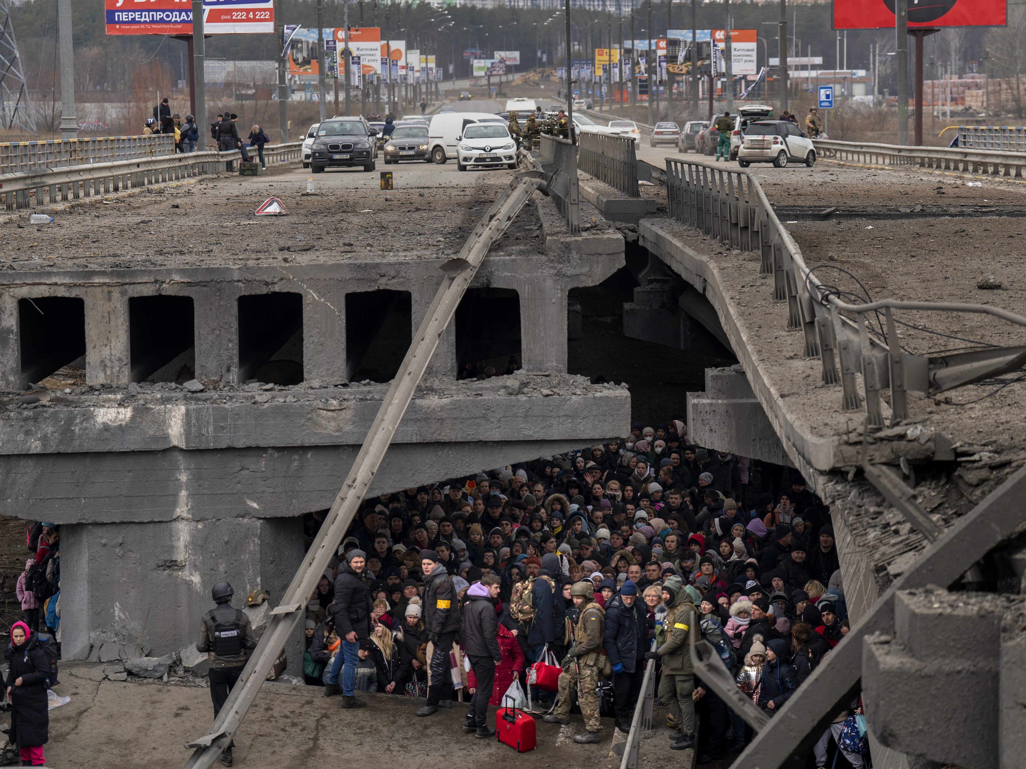 Ukrainer warten unter einer zerstörten Brücke, um aus Kiew über den Fluss Irpin zu fliehen. Ukrainer warten unter einer zerstörten Brücke, um aus Kiew über den Fluss Irpin zu fliehen.