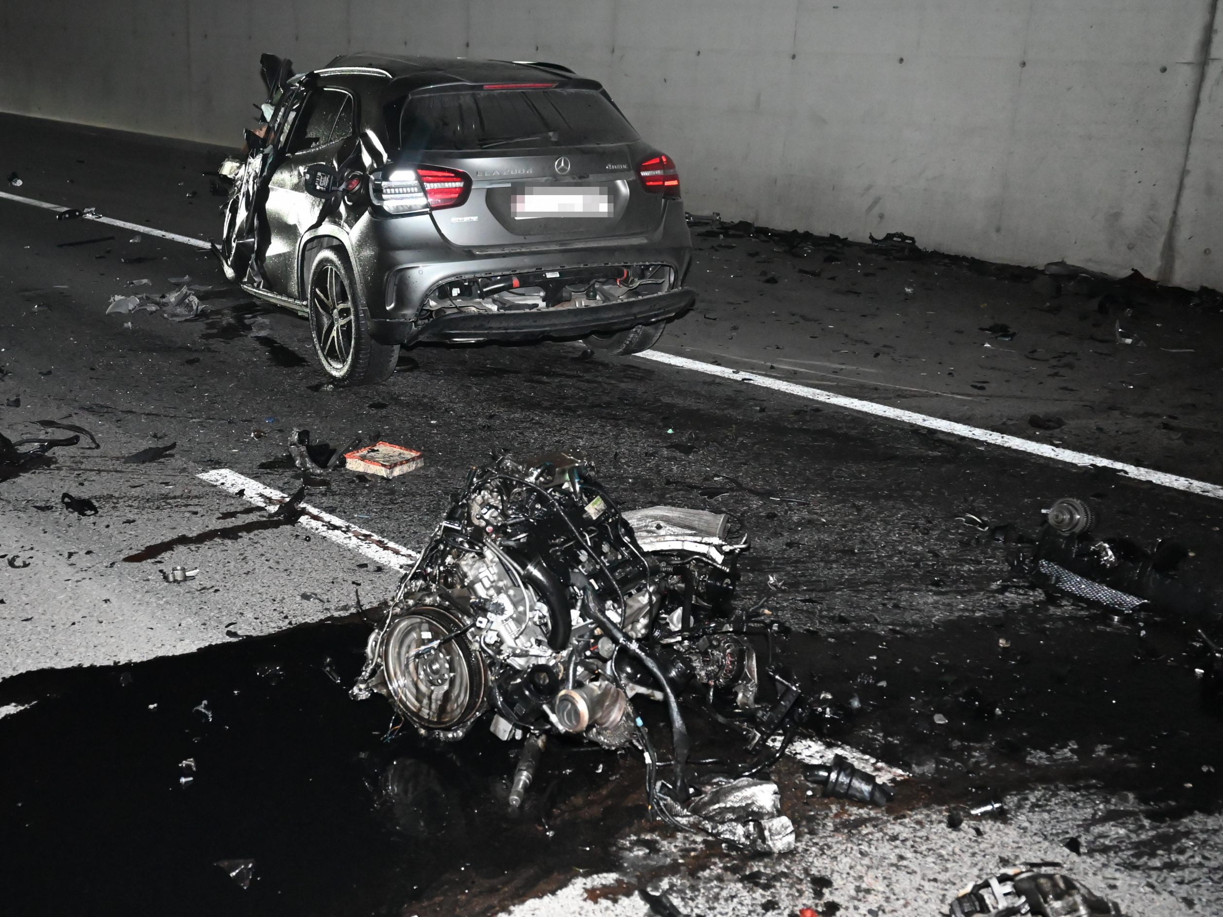 Der Motorblock wurde durch die Wucht des Aufpralls aus dem Mercedes gerissen.