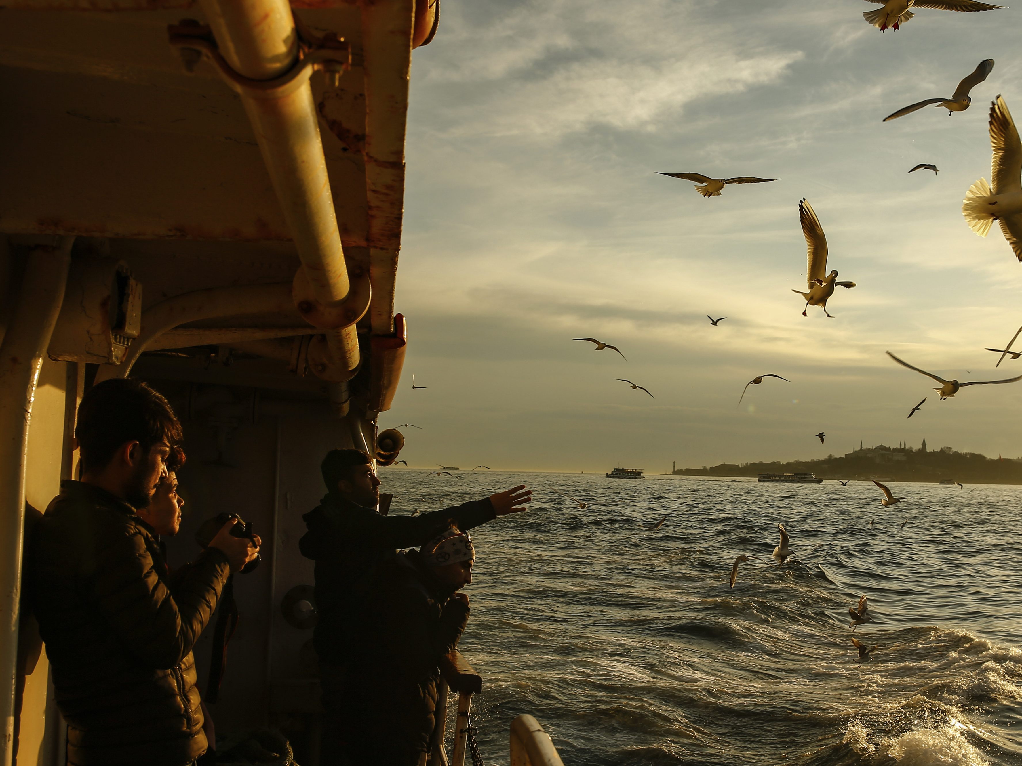 Nach der Entdeckung einer treibenden Seemine haben die türkischen Behörden am Samstag den Schiffsverkehr auf dem Bosporus zwischenzeitlich ausgesetzt.