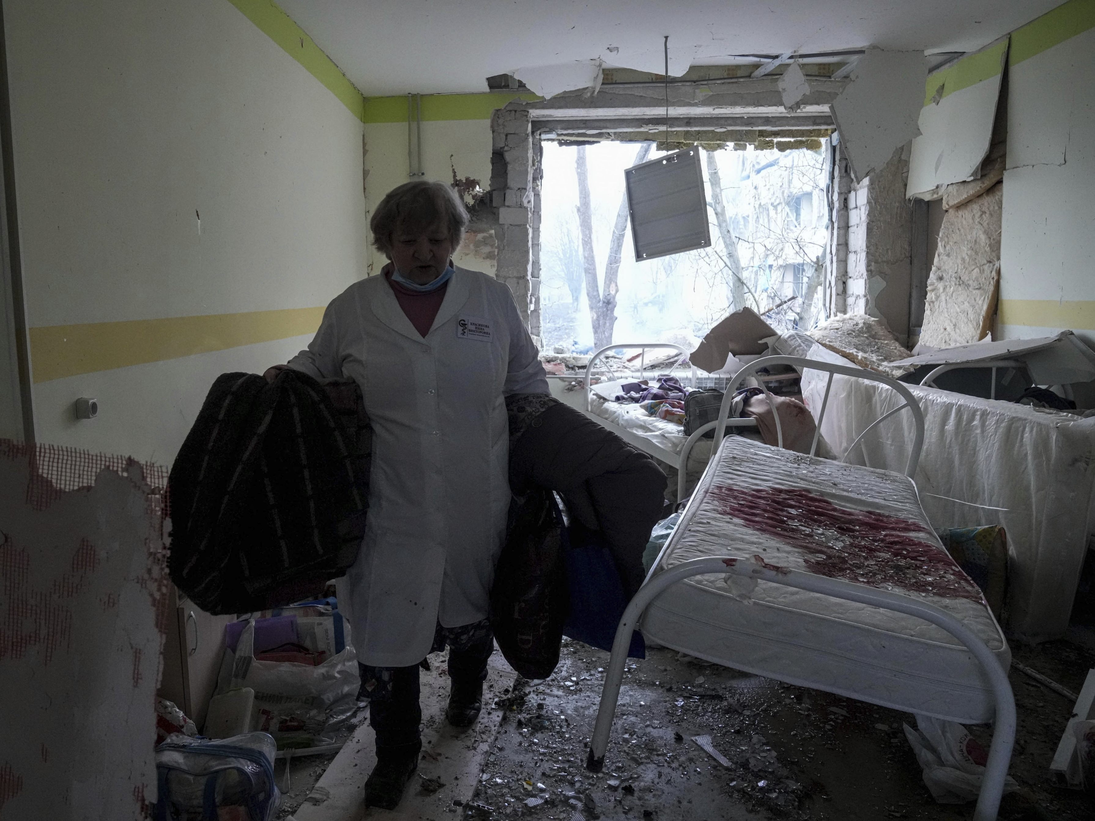 Ukrainischen Angaben zufolge seien dutzende Menschen aus einer Entbindungsstation in Mariupol nach Russland verschleppt. Ukrainischen Angaben zufolge seien dutzende Menschen aus einer Entbindungsstation in Mariupol nach Russland verschleppt.