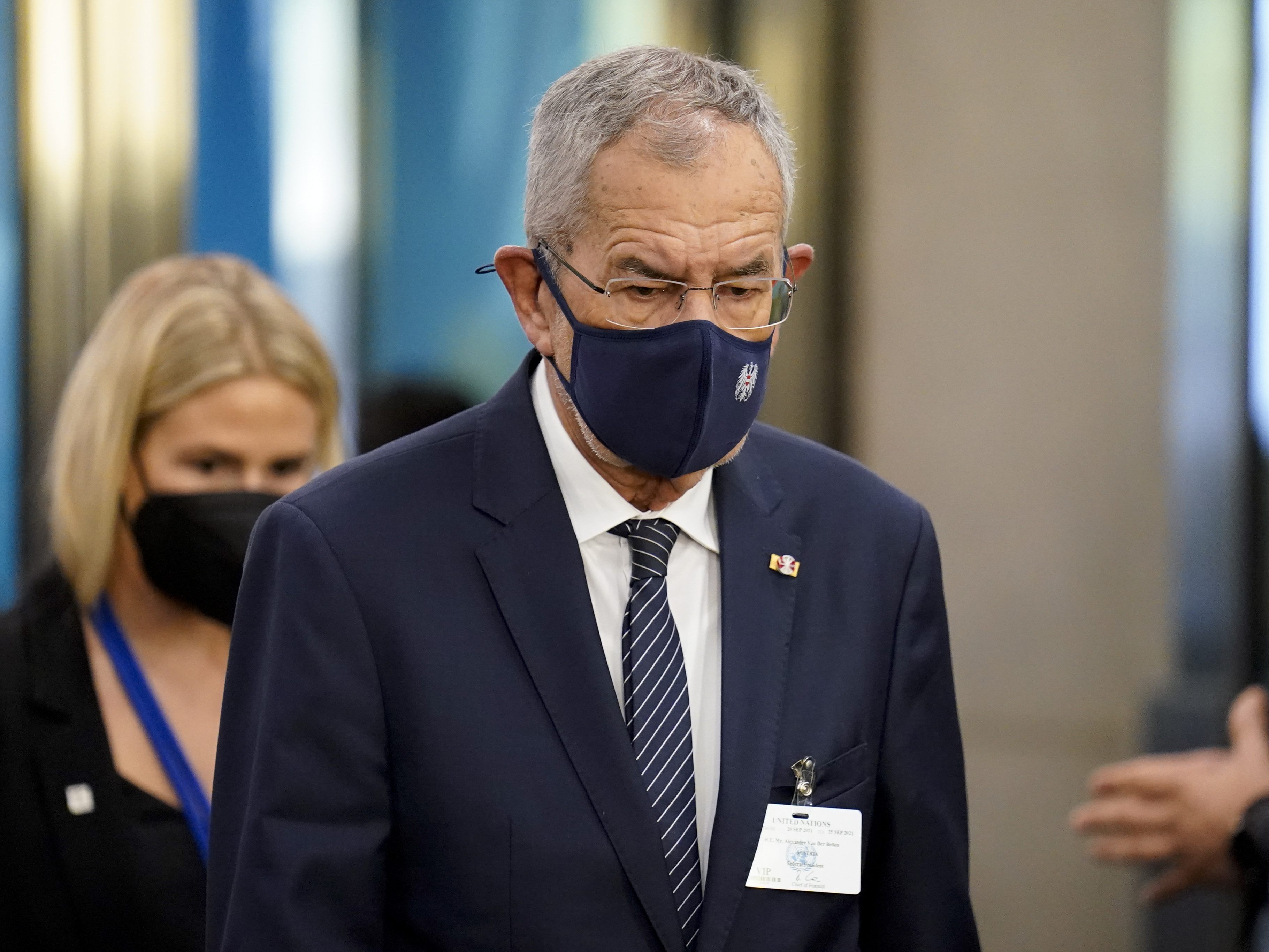 Van der Bellen spricht sich dafür aus, zu Putin weiterhin Kontakt zu halten. Van der Bellen spricht sich dafür aus, zu Putin weiterhin Kontakt zu halten.