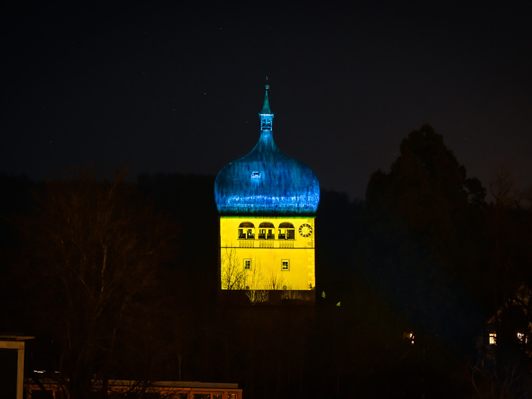 Der Martinsturm leuchtet in Solidarität in den ukrainischen Landesfarben Der Martinsturm leuchtet in Solidarität in den ukrainischen Landesfarben
