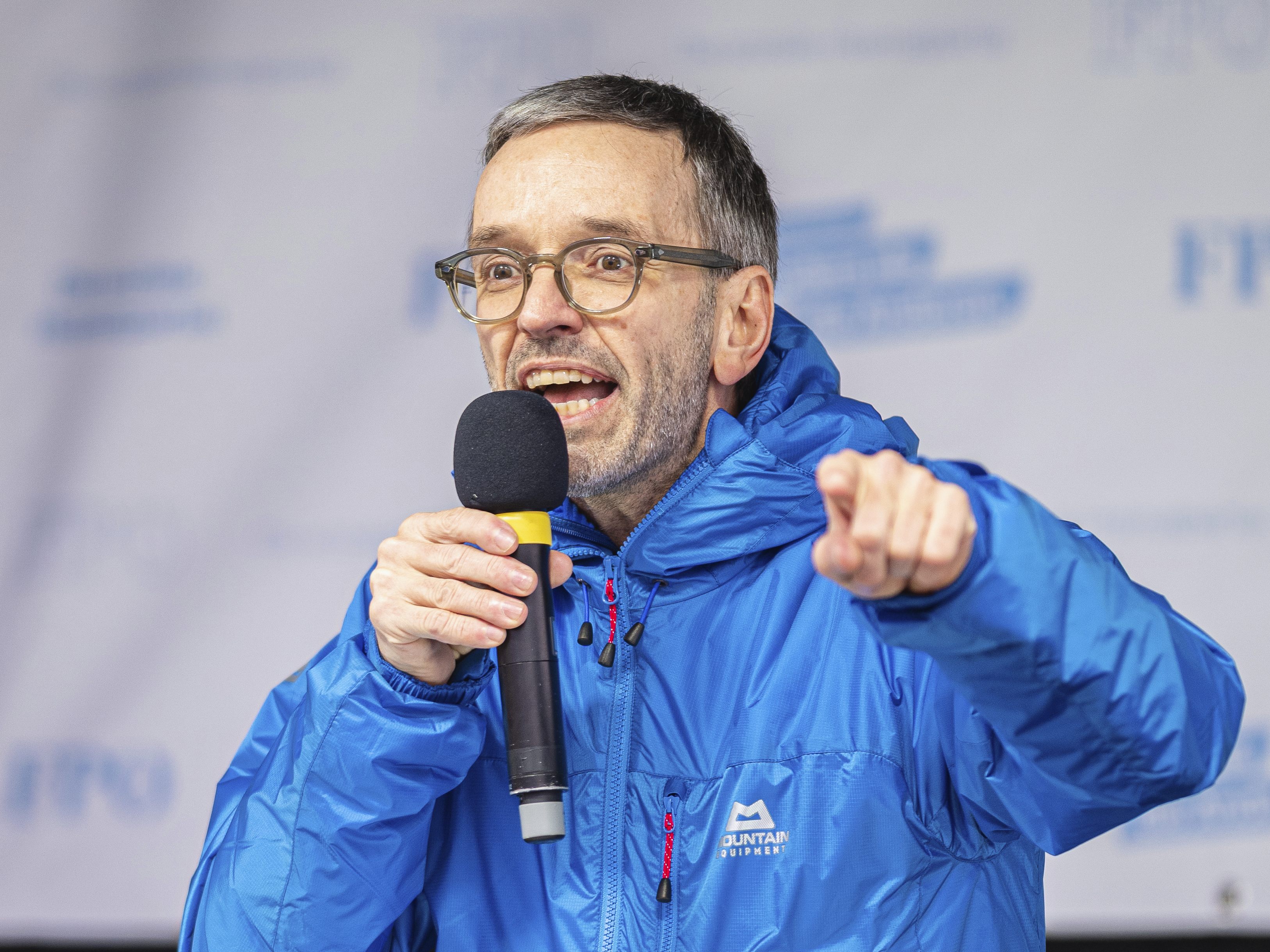 FPÖ-Chef Kickl fürchtet, dass der "Impfzwang" später trotzdem umgesetzt wird. FPÖ-Chef Kickl fürchtet, dass der "Impfzwang" später trotzdem umgesetzt wird.