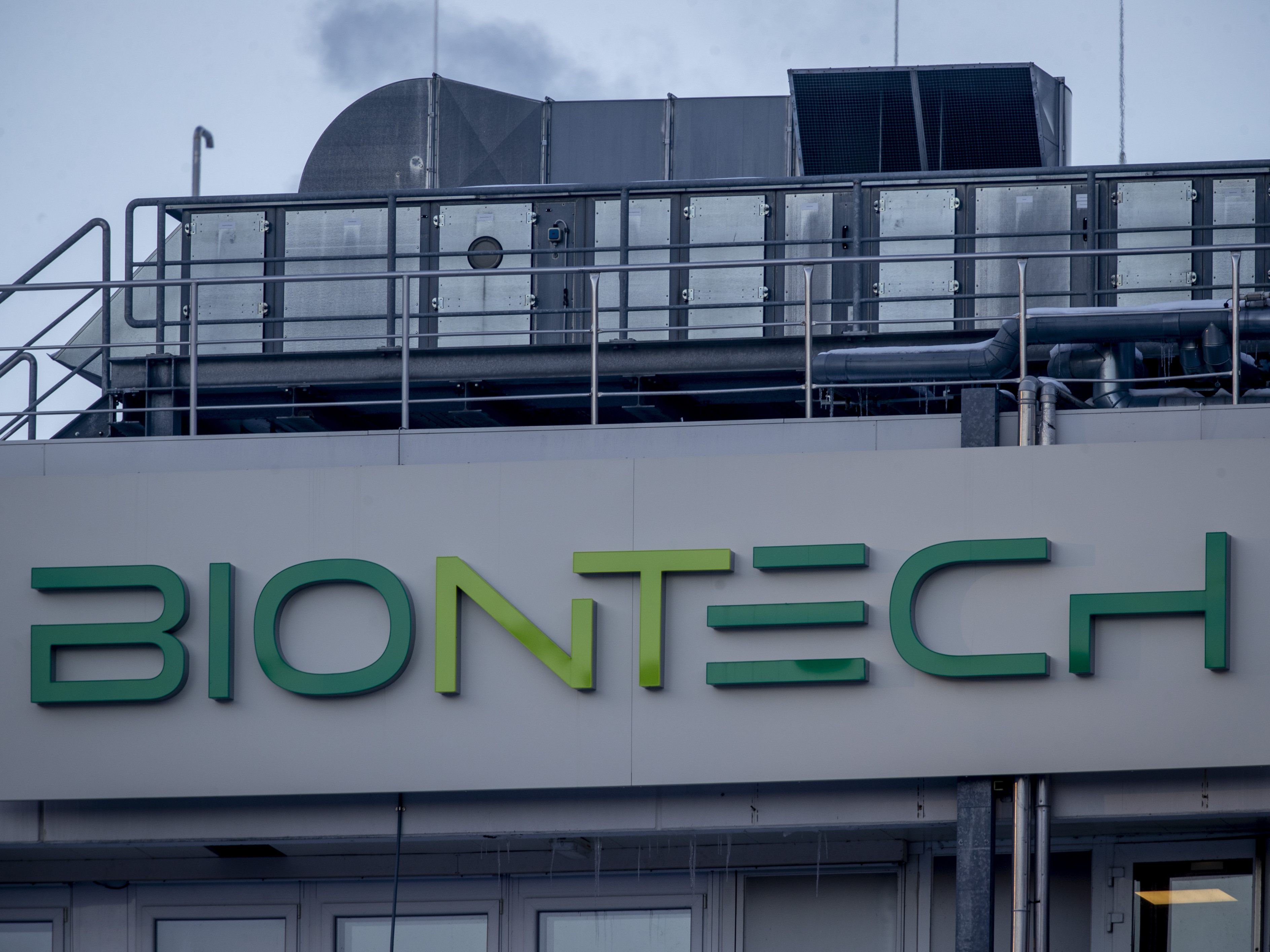 Ab Ende März soll der Omikron-Impfstoff von Biontech ausgeliefert werden können.