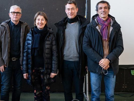 Die Fachjuroren Erin Werle, Patricia Zacek-Stadler und Matthias Hein mit Reinhold Locher (v.l.), der an der Vorbereitung des Wettbewerbes mitgearbeitet hat. Die Fachjuroren Erin Werle, Patricia Zacek-Stadler und Matthias Hein mit Reinhold Locher (v.l.), der an der Vorbereitung des Wettbewerbes mitgearbeitet hat.