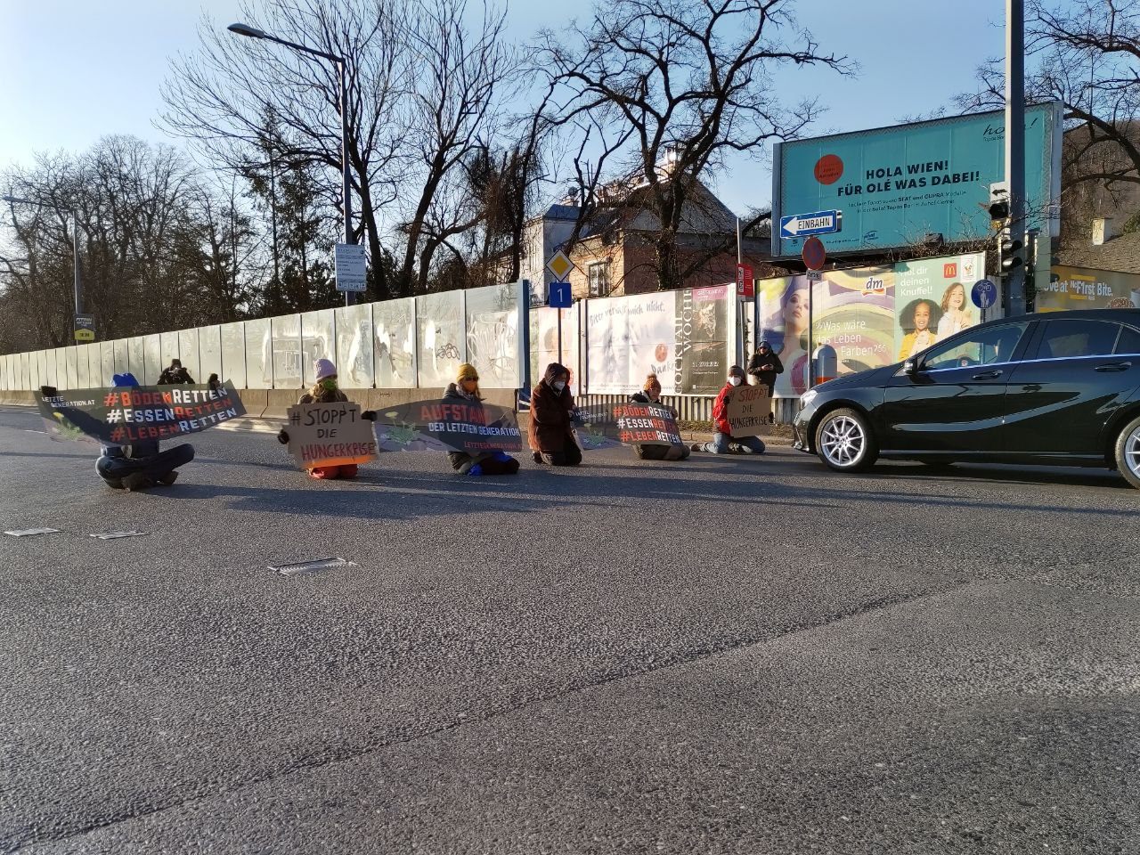 Wiener Westeinfahrt blockiert: Protest gegen Bodenverbrauch.