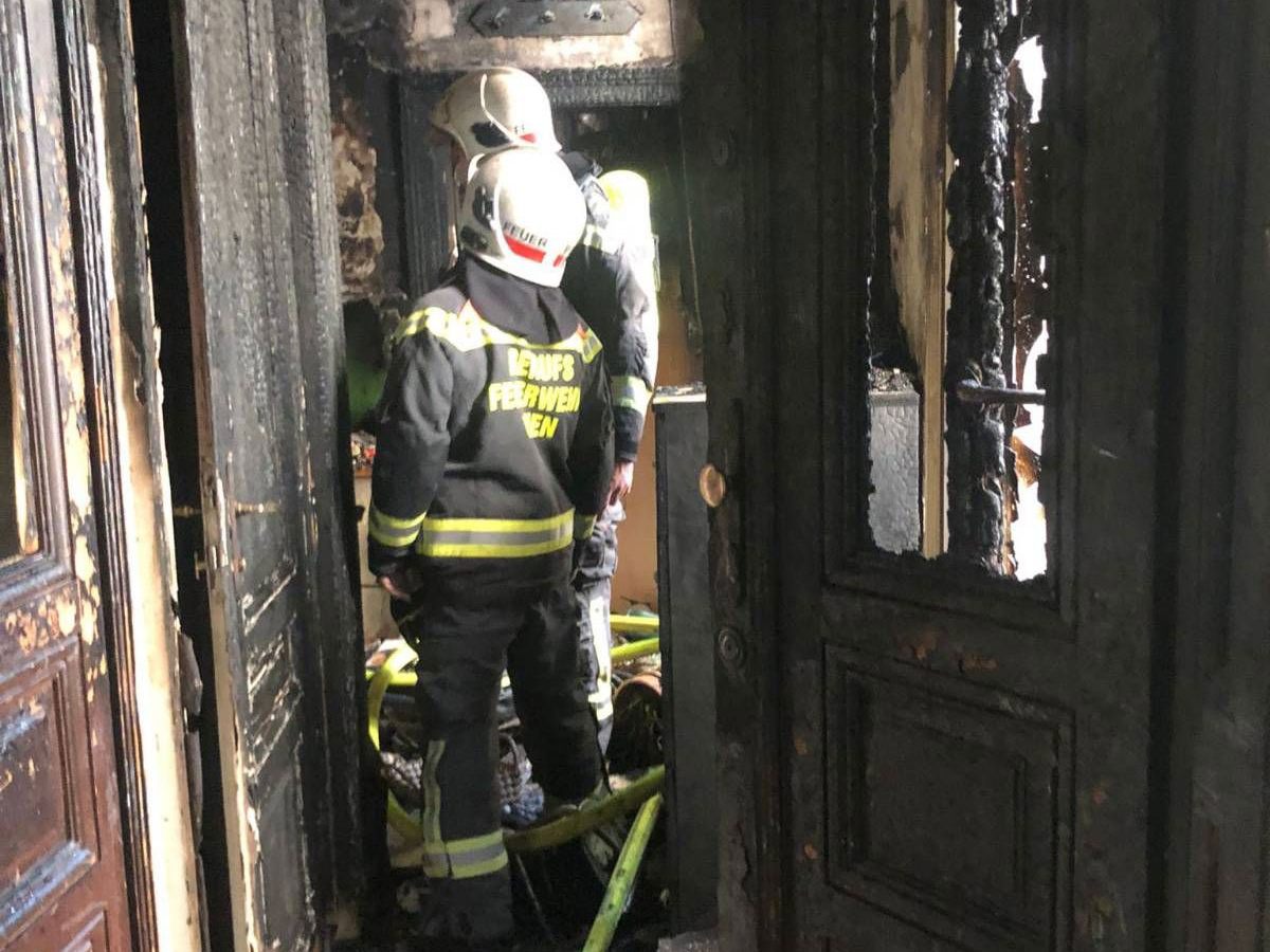 Zimmerbrand: Am Einsatzort in Wien-Währing Zimmerbrand: Am Einsatzort in Wien-Währing