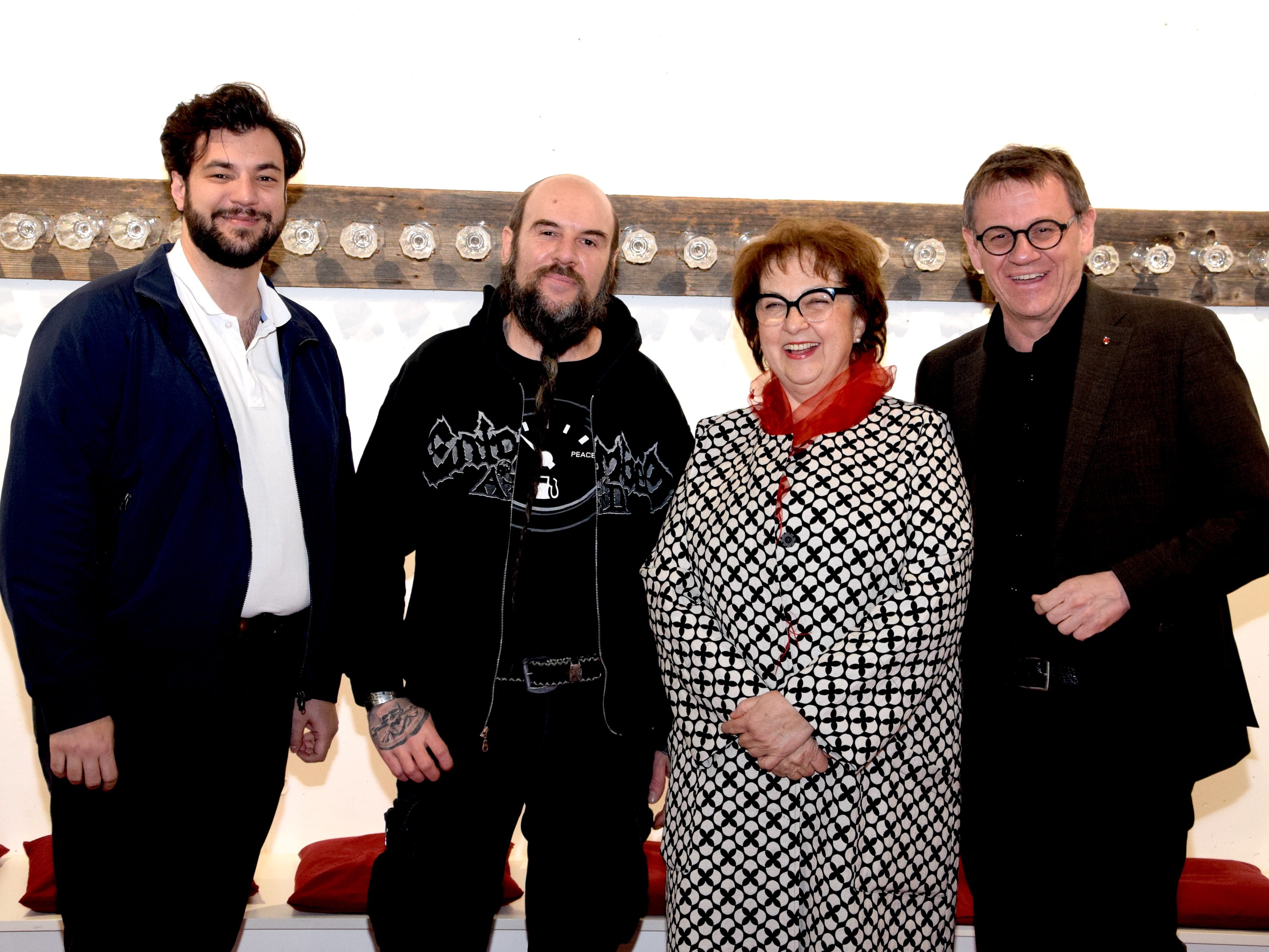 Kulturstadtrat Cenk Dogan, Glaskünstler Patrick Roth, Galeristin Sigrid Fritsche und LAbg. Christoph Thoma in der Bludenzer Kellergalerie kukuphi Kulturstadtrat Cenk Dogan, Glaskünstler Patrick Roth, Galeristin Sigrid Fritsche und LAbg. Christoph Thoma in der Bludenzer Kellergalerie kukuphi