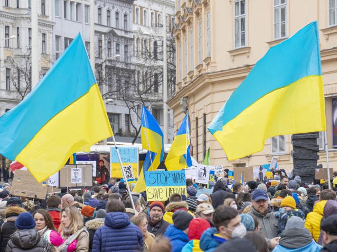 Am Sonntag protestieren mehrere Demonstranten gegen den Krieg in der Ukraine.