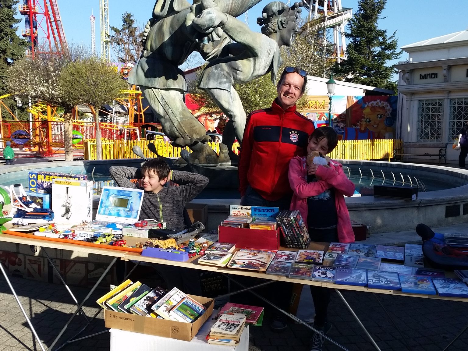 Beim Flohmarkt verkaufen Kinder ihre Sachen - für den guten Zweck Beim Flohmarkt verkaufen Kinder ihre Sachen - für den guten Zweck