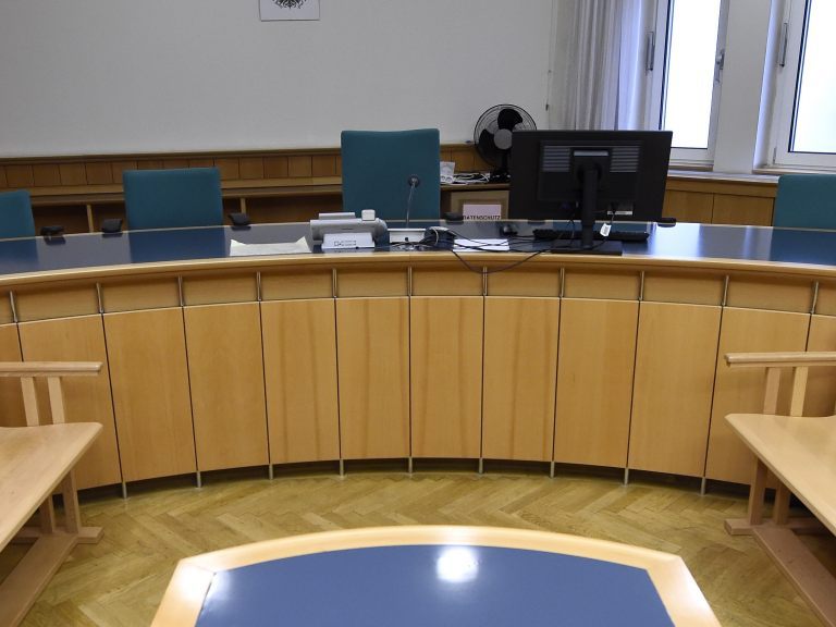 Schmiergeldprozess in Wien: Ein Manager einer österreichischen Baufirma soll Zahlungen von 11,7 Millionen Euro veranlasst haben Schmiergeldprozess in Wien: Ein Manager einer österreichischen Baufirma soll Zahlungen von 11,7 Millionen Euro veranlasst haben