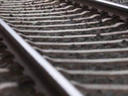 Zwei Personen bei Nickelsdorf von Zug erfasst - ein Toter. Zwei Personen bei Nickelsdorf von Zug erfasst - ein Toter.