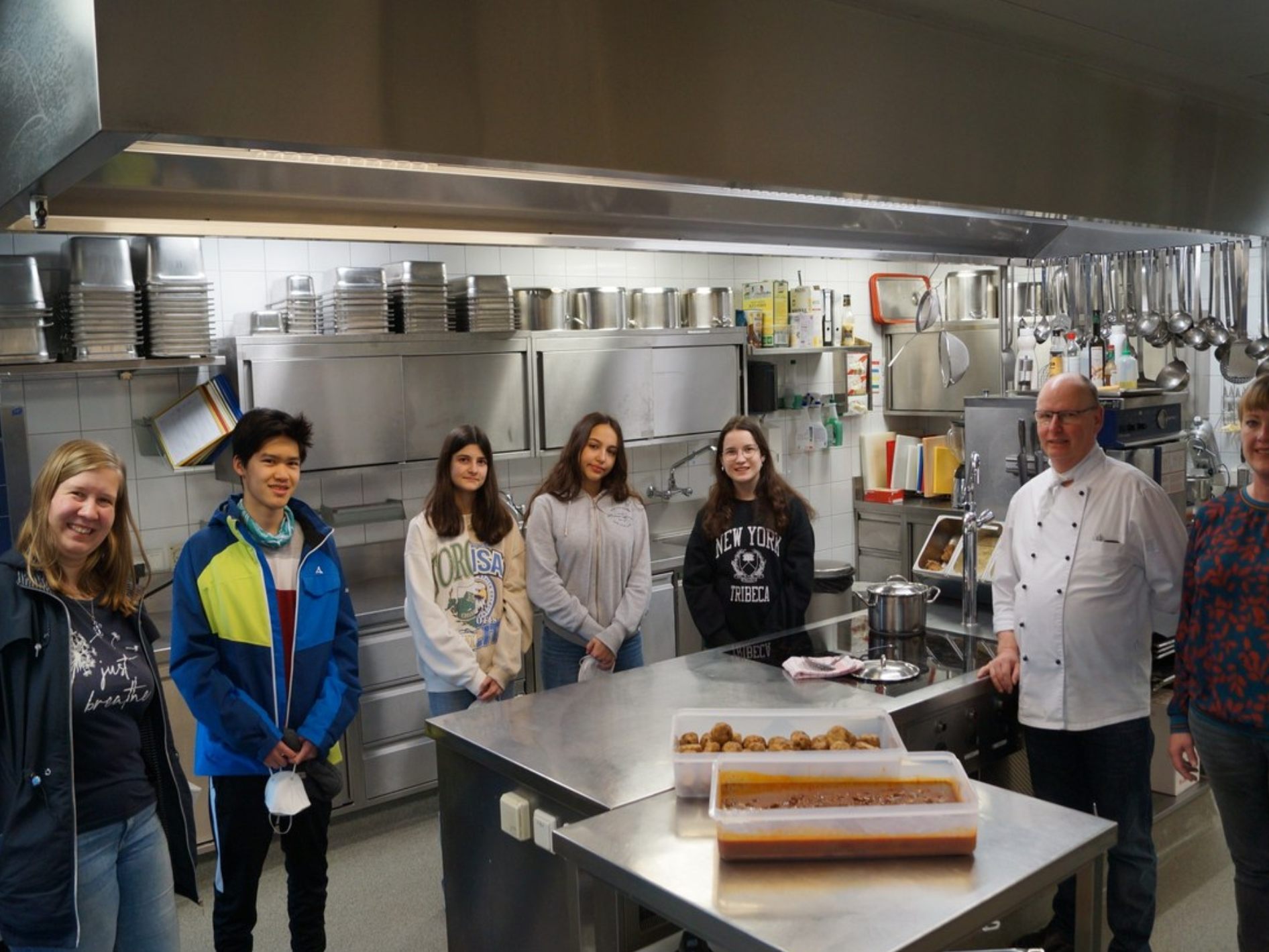 Die Firmlinge aus Röthis zauberten ein „göttliches“ Menü für die Bewohner des VorderlandHus