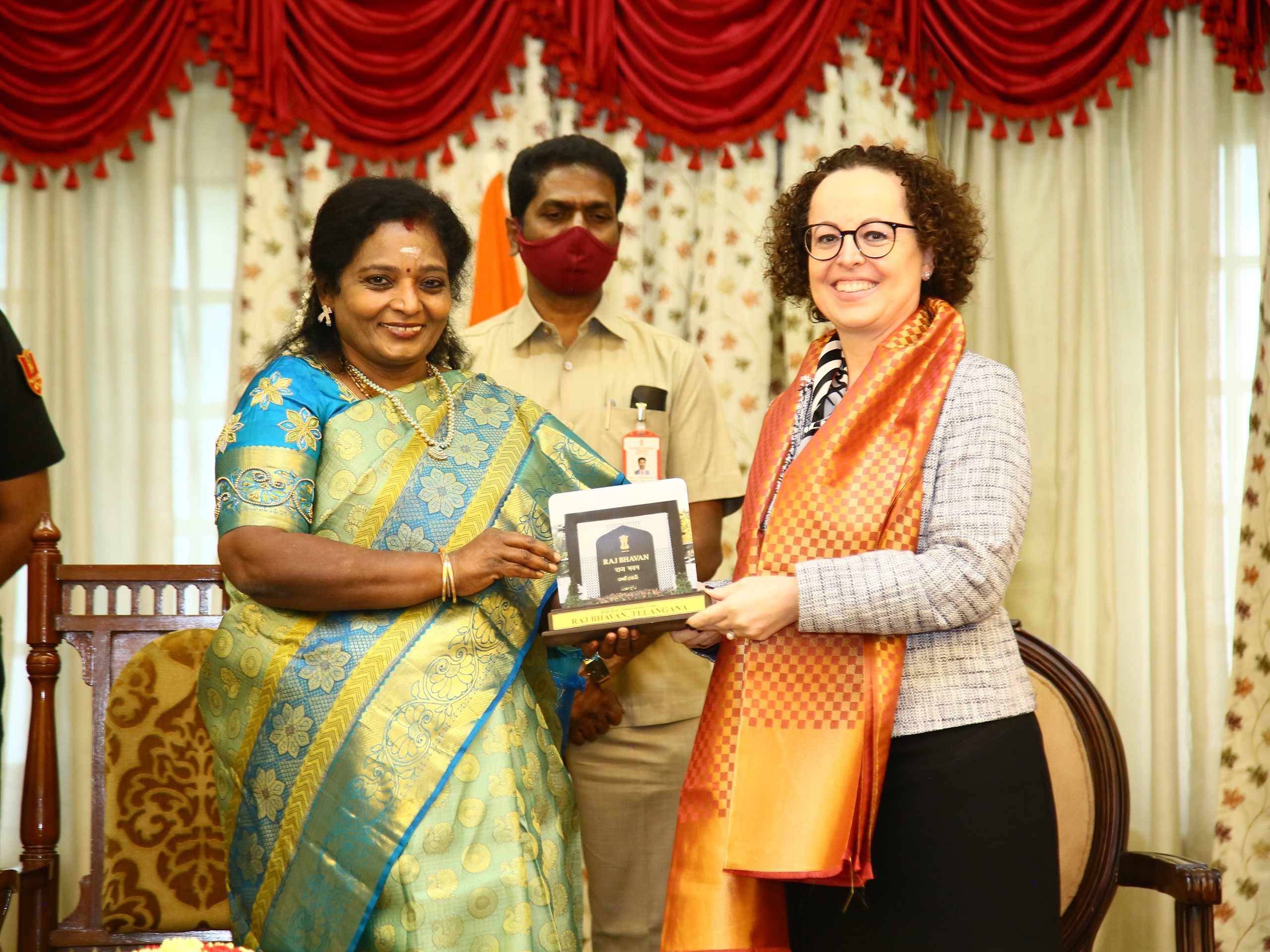Die Gouverneurin des Bundesstaats Telangana, Tamilisai Soundararajan, mit Bundesratspräsidentin Christine Schwarz-Fuchs. Die Gouverneurin des Bundesstaats Telangana, Tamilisai Soundararajan, mit Bundesratspräsidentin Christine Schwarz-Fuchs.