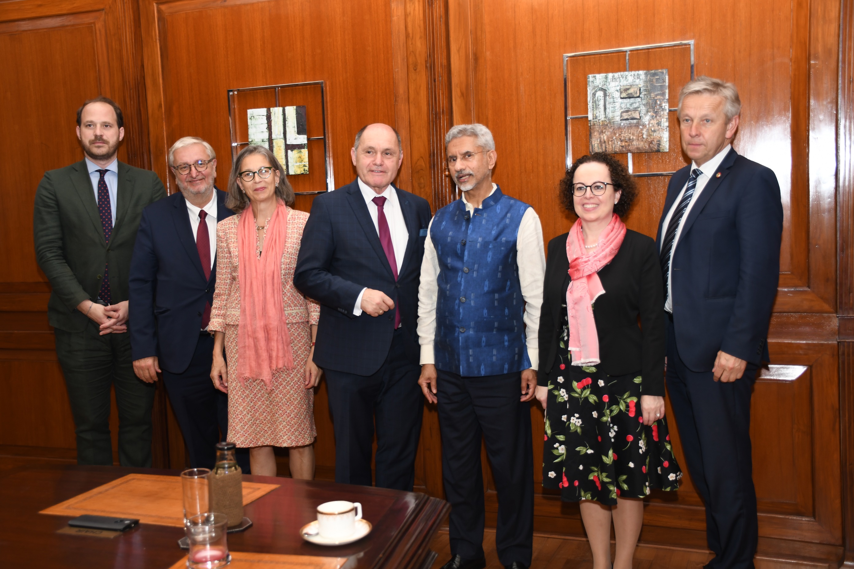 i5 Von rechts: Nationalratsabgeordneter Reinhold Lopatka (ÖVP), Bundesratspräsidentin Christine Schwarz-Fuchs, Außenminister der Republik Indien Subrahmanyam Jaishankar, Nationalratspräsident Wolfgang Sobotka, Botschafterin in Indien Katharina Wieser, Nationalratsabgeordneter Christoph Matznetter (SPÖ), Nationalratsabgeordneter Nikolaus Scherak (NEOS) i5 Von rechts: Nationalratsabgeordneter Reinhold Lopatka (ÖVP), Bundesratspräsidentin Christine Schwarz-Fuchs, Außenminister der Republik Indien Subrahmanyam Jaishankar, Nationalratspräsident Wolfgang Sobotka, Botschafterin in Indien Katharina Wieser, Nationalratsabgeordneter Christoph Matznetter (SPÖ), Nationalratsabgeordneter Nikolaus Scherak (NEOS)