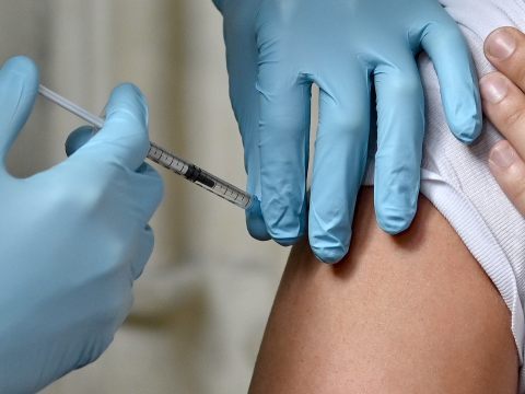 Die Impfpflicht und alles rund um das Coronavirus will Science Buster Martin Moder 24h-Betreuerinnen erklären Die Impfpflicht und alles rund um das Coronavirus will Science Buster Martin Moder 24h-Betreuerinnen erklären
