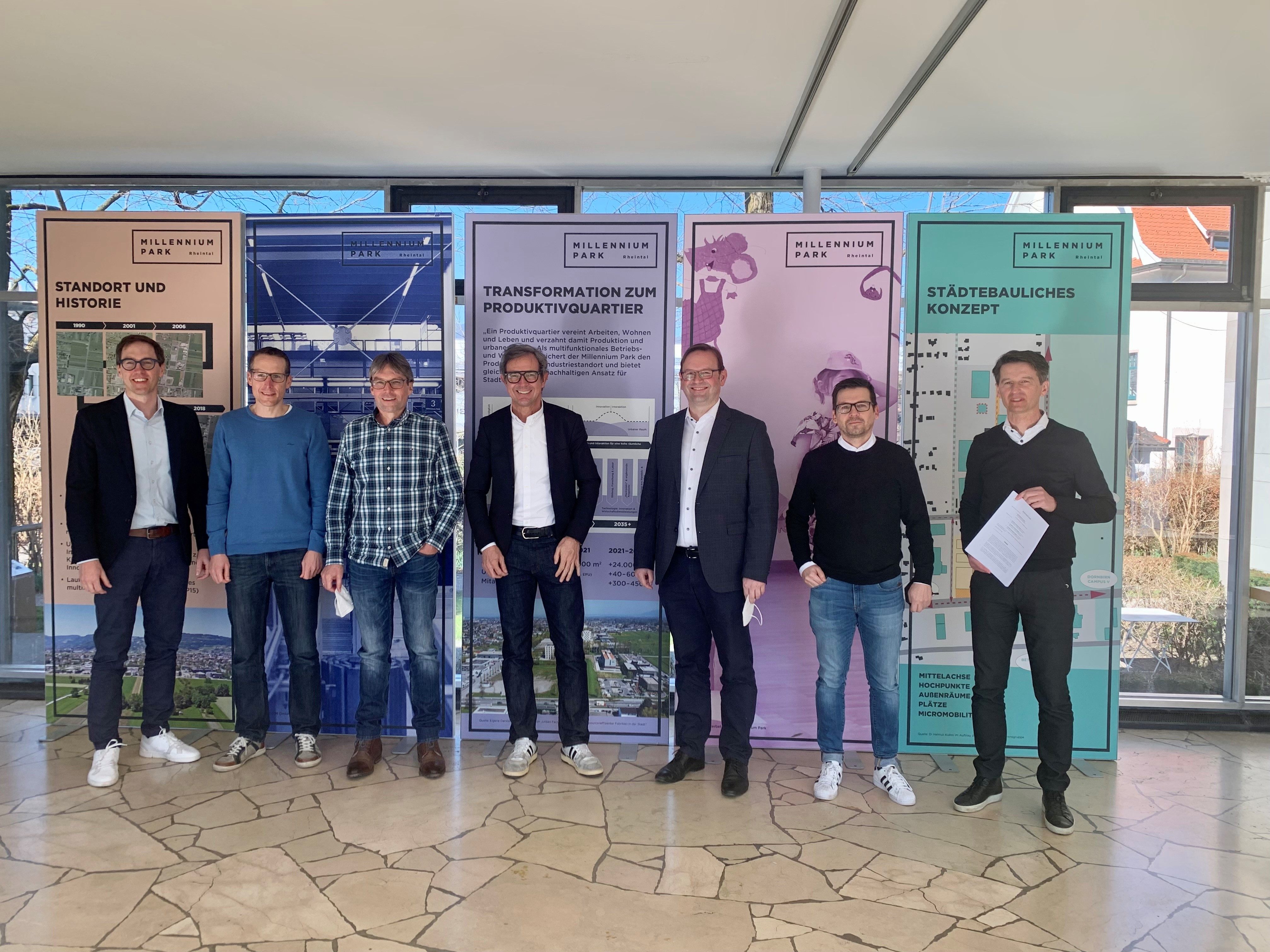 Freude über den besiegelten Vertrag: Nikolaus Ess (GF PRISMA Vorarlberg), Manuel Müller und Raimund Zirker (Wirtschaftsabteilung), PRISMA Vorstand Bernhard Ölz, Wirtschaftsgemeinderat Vizebürgermeister Daniel Steinhofer, Markus Gfall (CFO der S.I.E), Raimund Klausner (GF PRISMA Finanzmanagement GmbH). Freude über den besiegelten Vertrag: Nikolaus Ess (GF PRISMA Vorarlberg), Manuel Müller und Raimund Zirker (Wirtschaftsabteilung), PRISMA Vorstand Bernhard Ölz, Wirtschaftsgemeinderat Vizebürgermeister Daniel Steinhofer, Markus Gfall (CFO der S.I.E), Raimund Klausner (GF PRISMA Finanzmanagement GmbH).